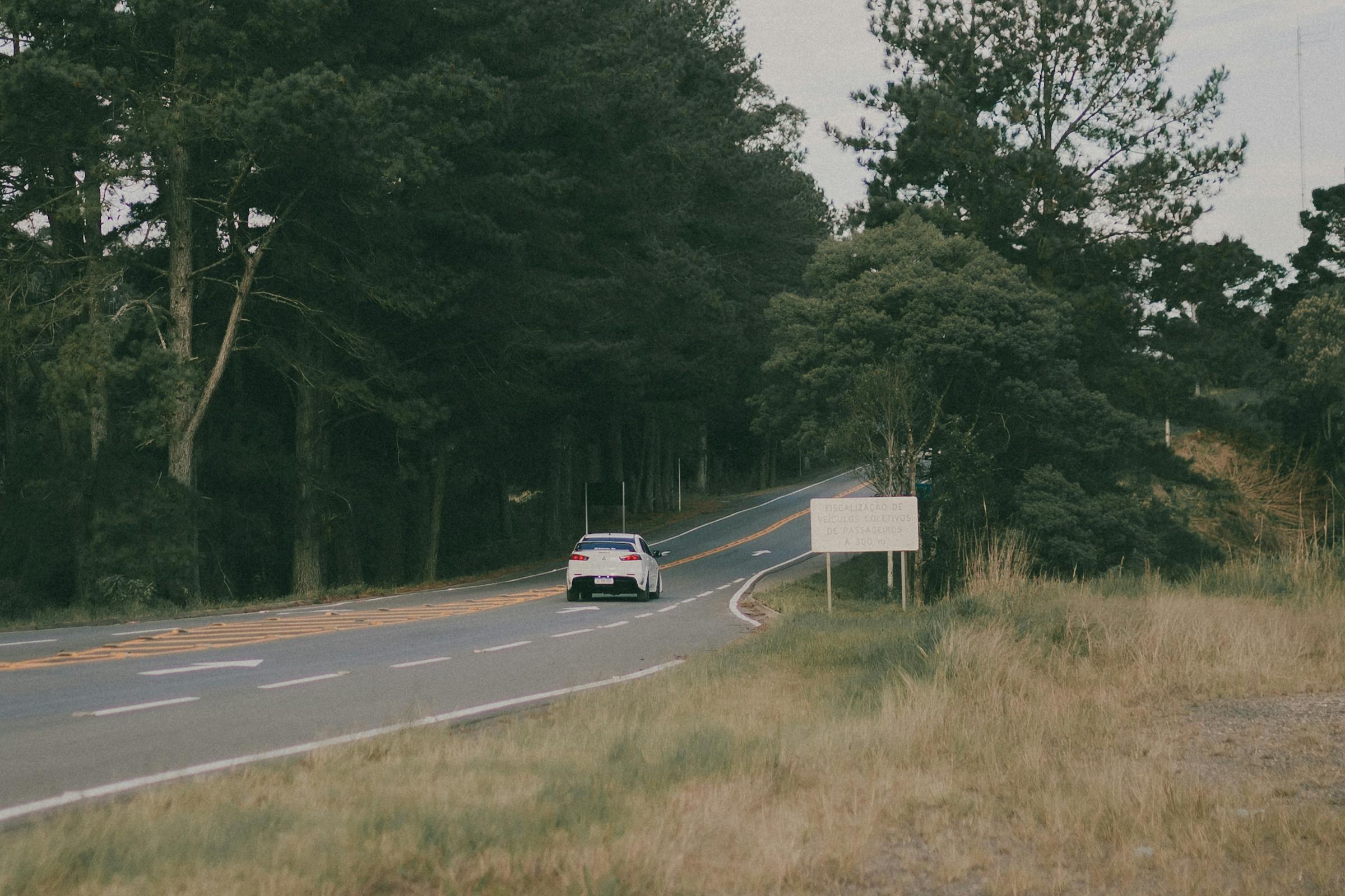 Une voiture qui s'éloigne sur une route | Source : Pexels