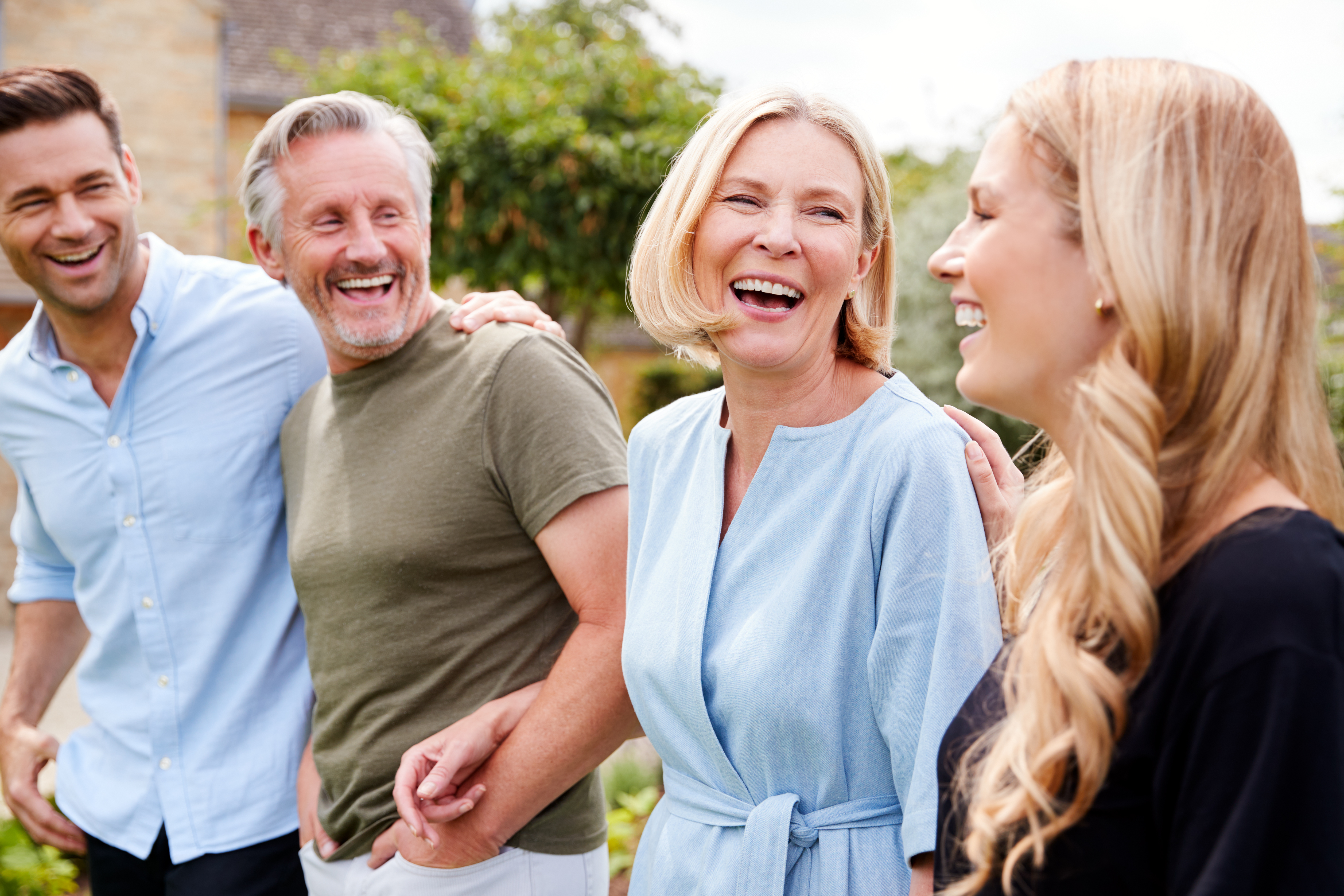 Une famille photographiée en train de sourire | Source : Shutterstock