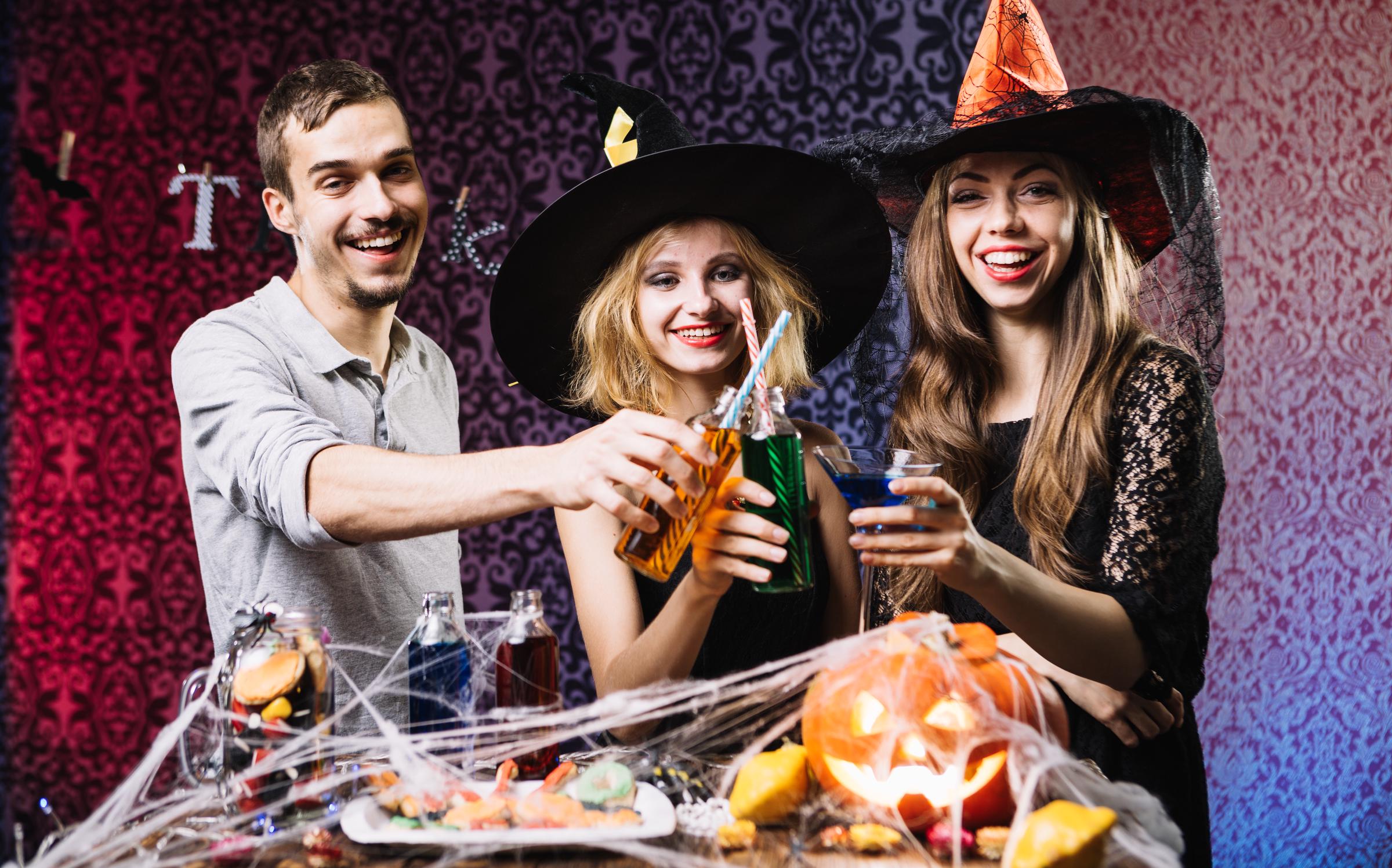 Des amis à une fête d'Halloween | Source : Magnific