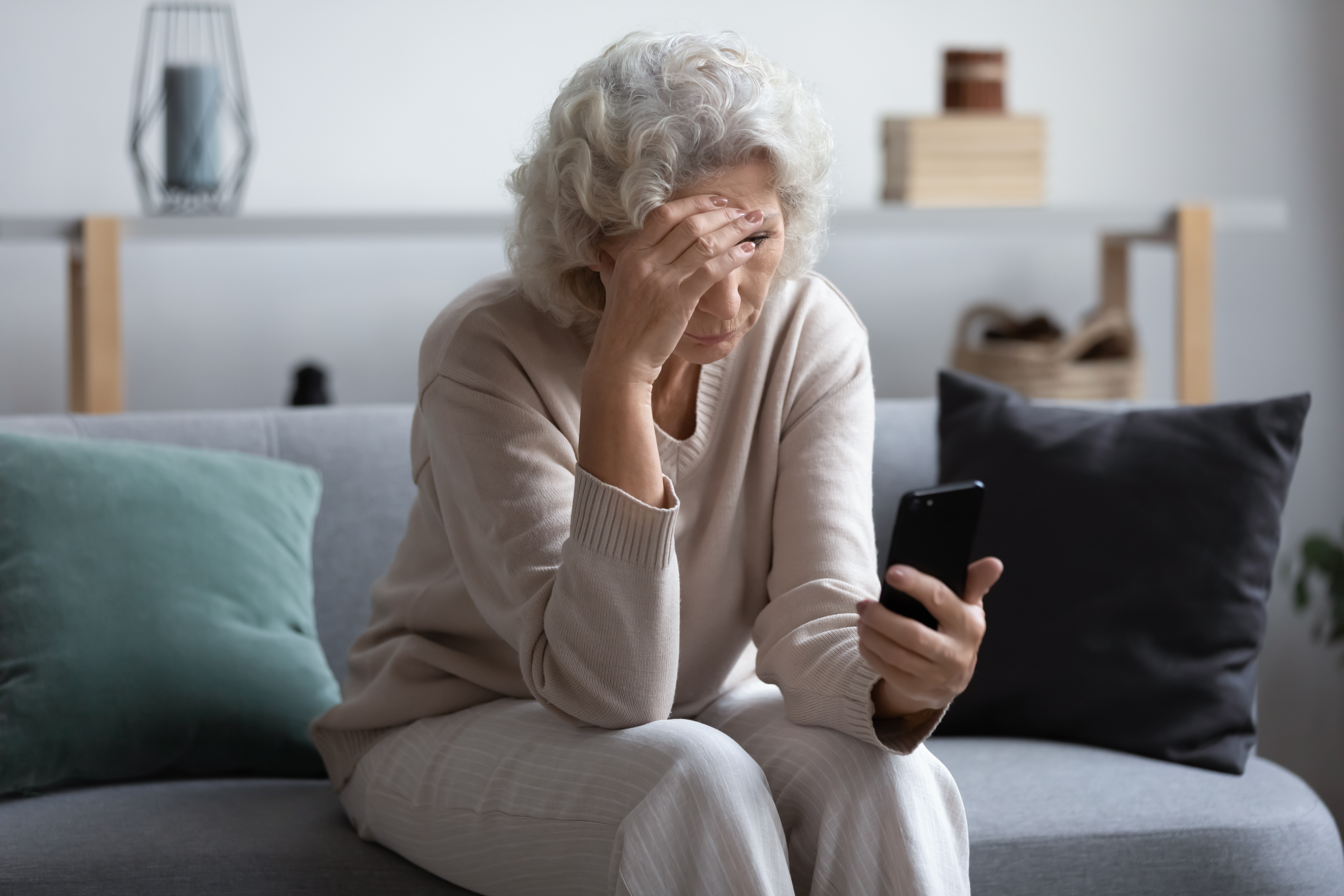 Une femme stressée qui regarde son téléphone | Source : Shutterstock
