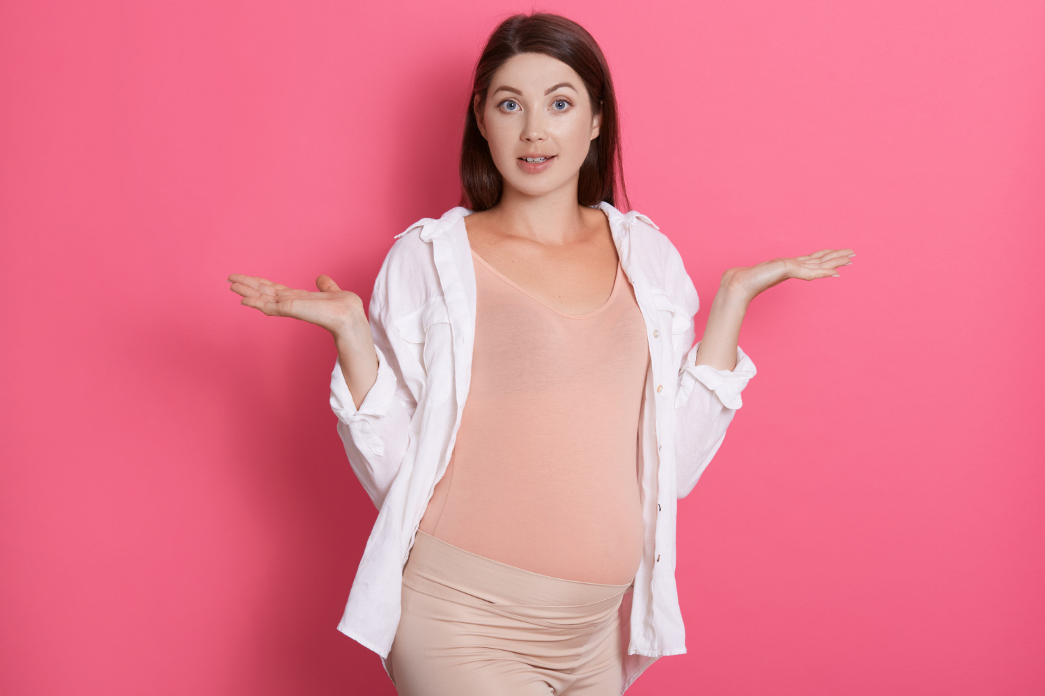 Une femme enceinte haussant les épaules | Source : Freepik