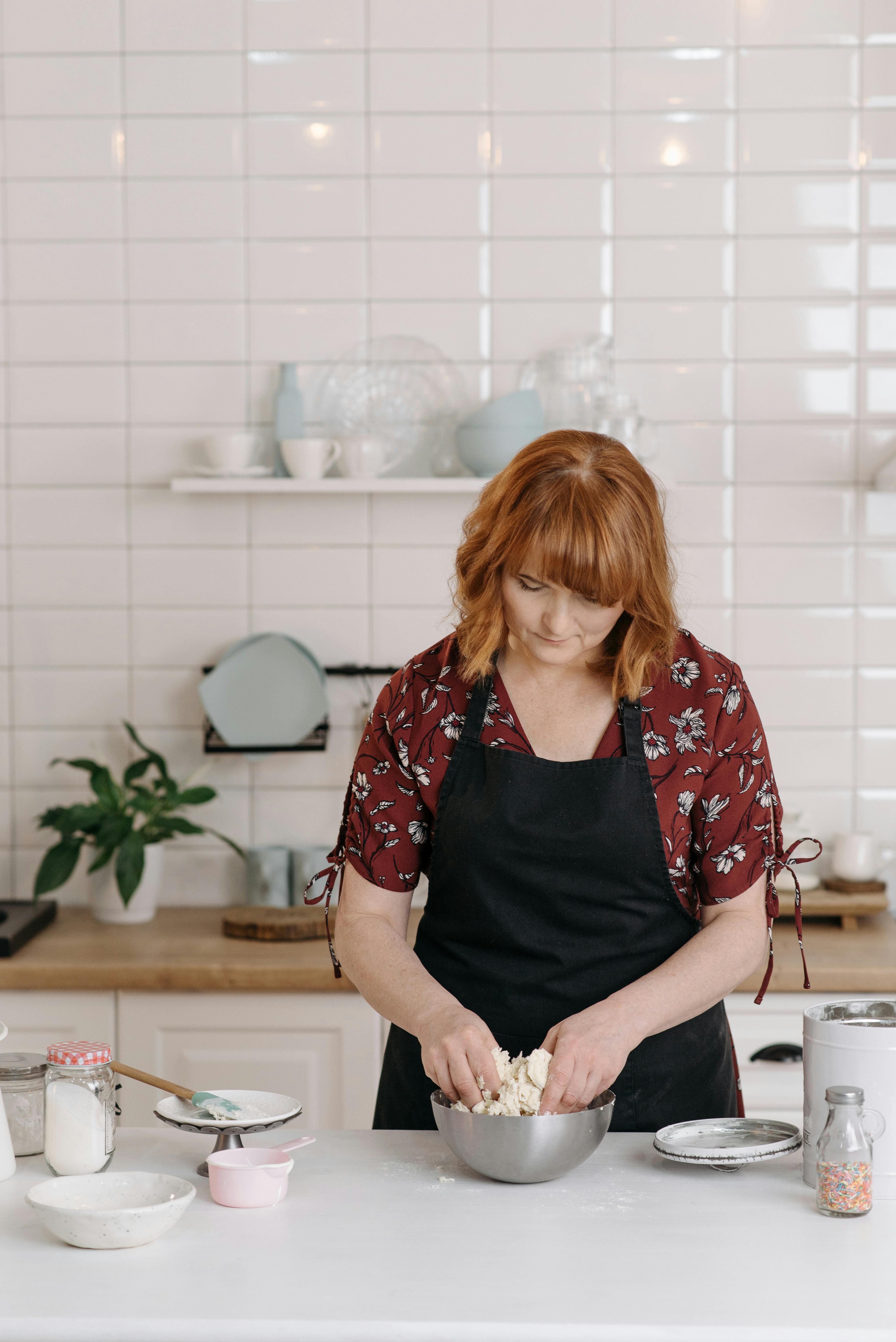 Une femme en train de cuisiner | Source : Pexels