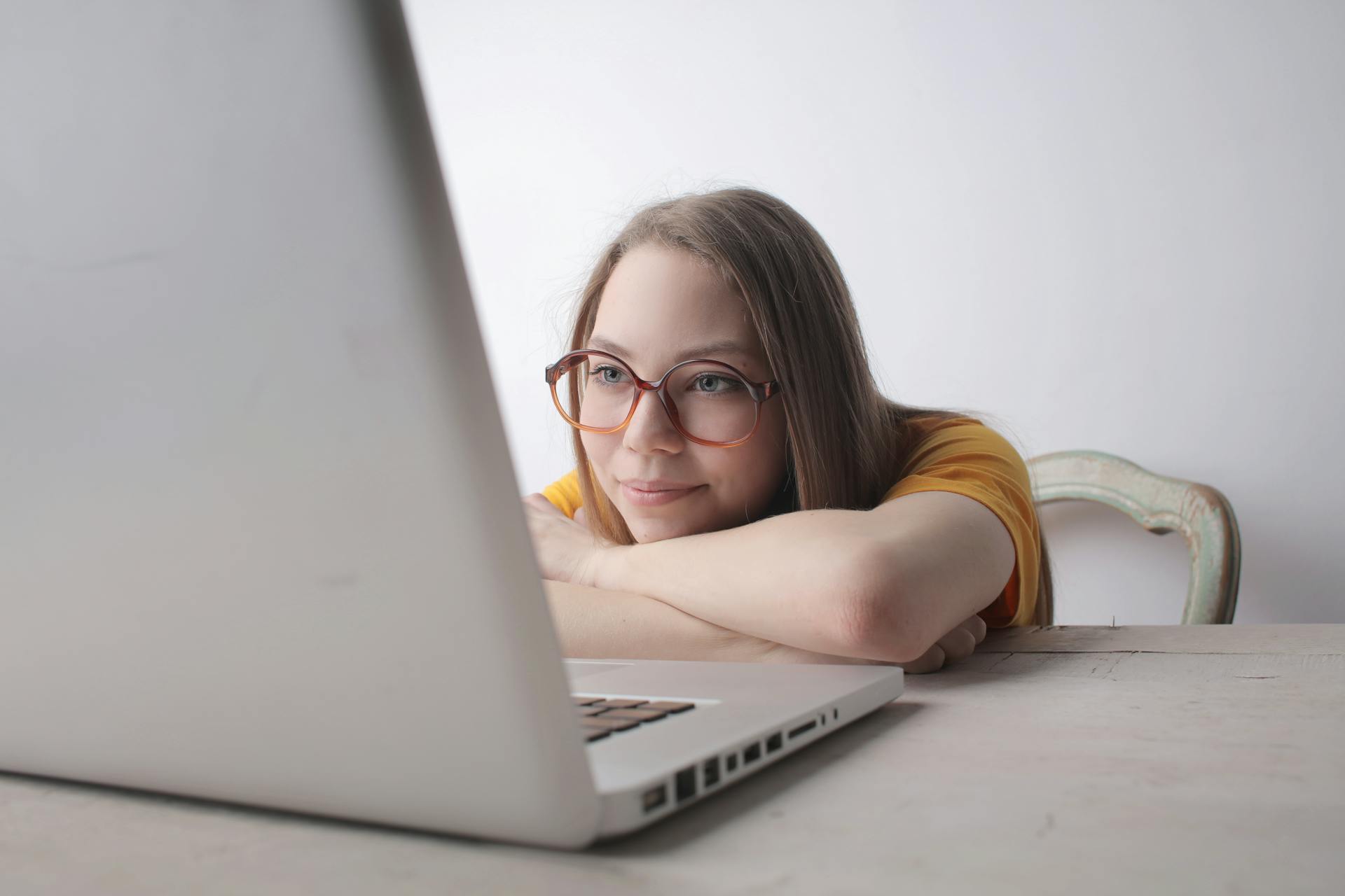 Une femme souriant à son ordinateur portable | Source : Pexels