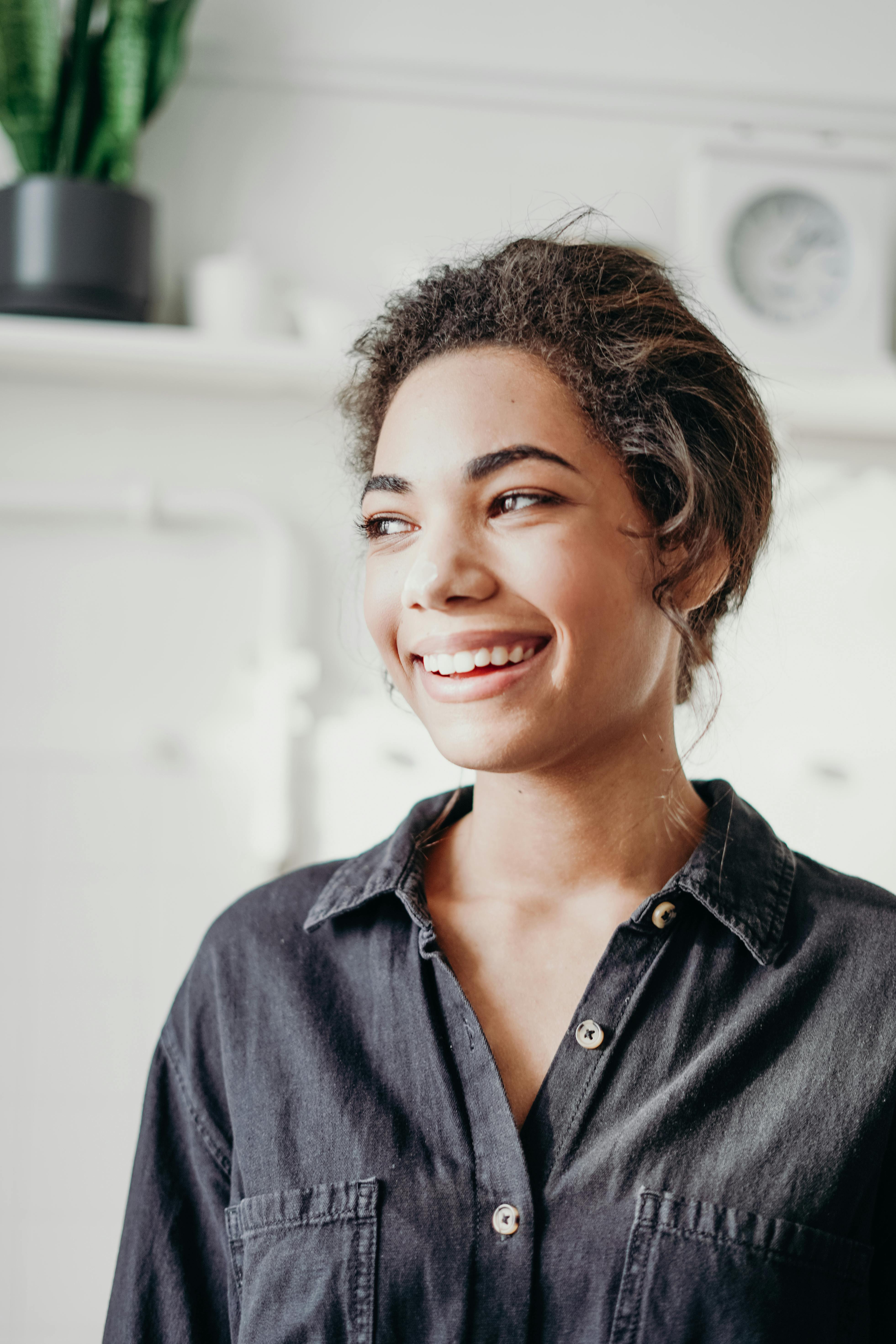 Une femme souriante | Source : Pexels