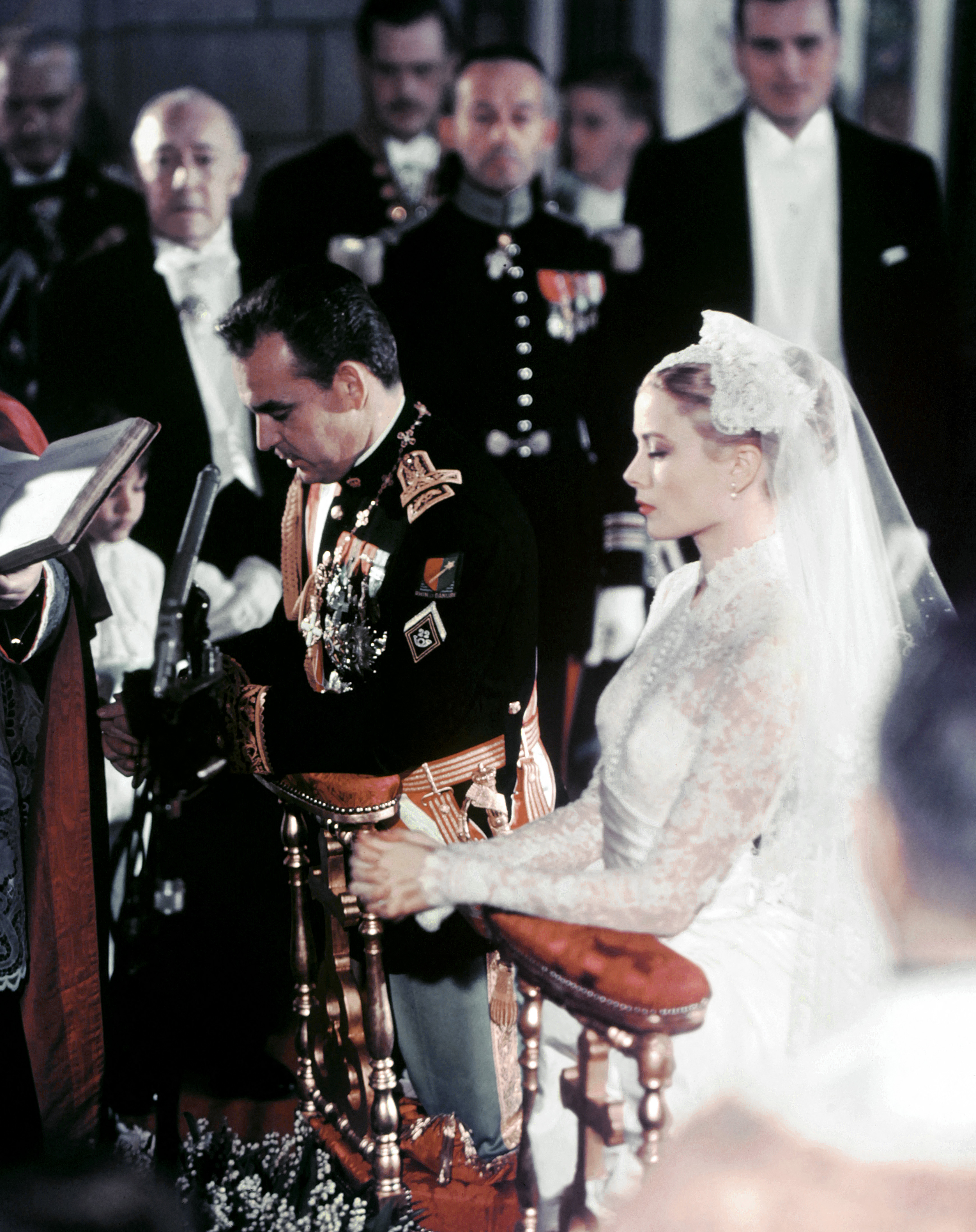 Le prince Rainier III et Grace Kelly lors de leur cérémonie de mariage le 19 avril 1956 à Monaco. | Source : Getty Images