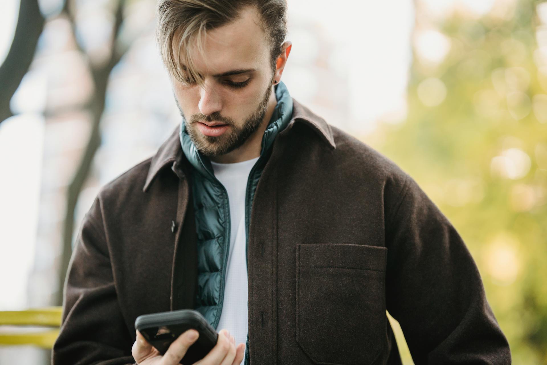 Un homme lisant un message texte | Source : Pexels