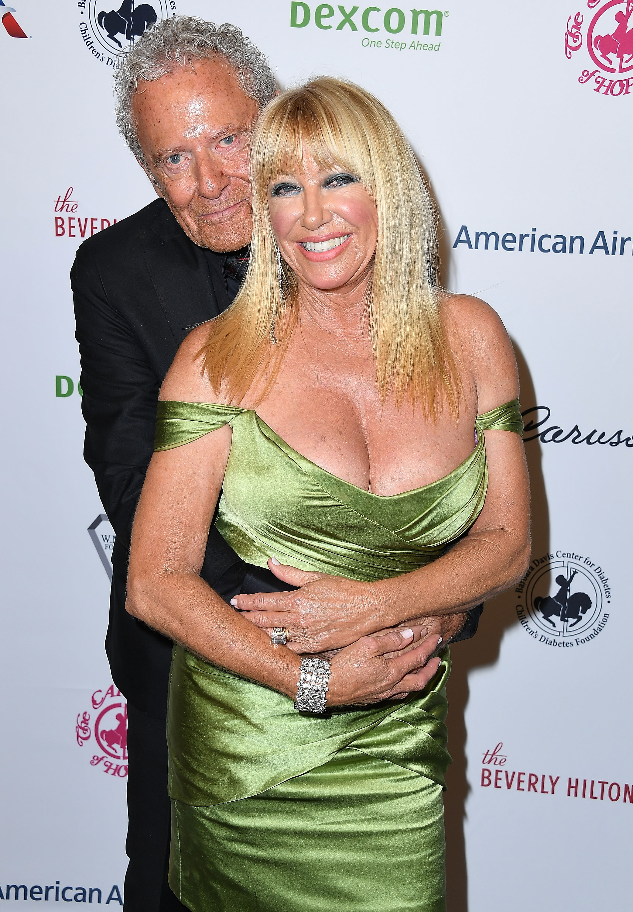 Alan Hamel et Suzanne Somers posent lors du bal Carousel of Hope - réception VVIP, le 6 octobre 2018, à Beverly Hills, en Californie | Source : Getty Images