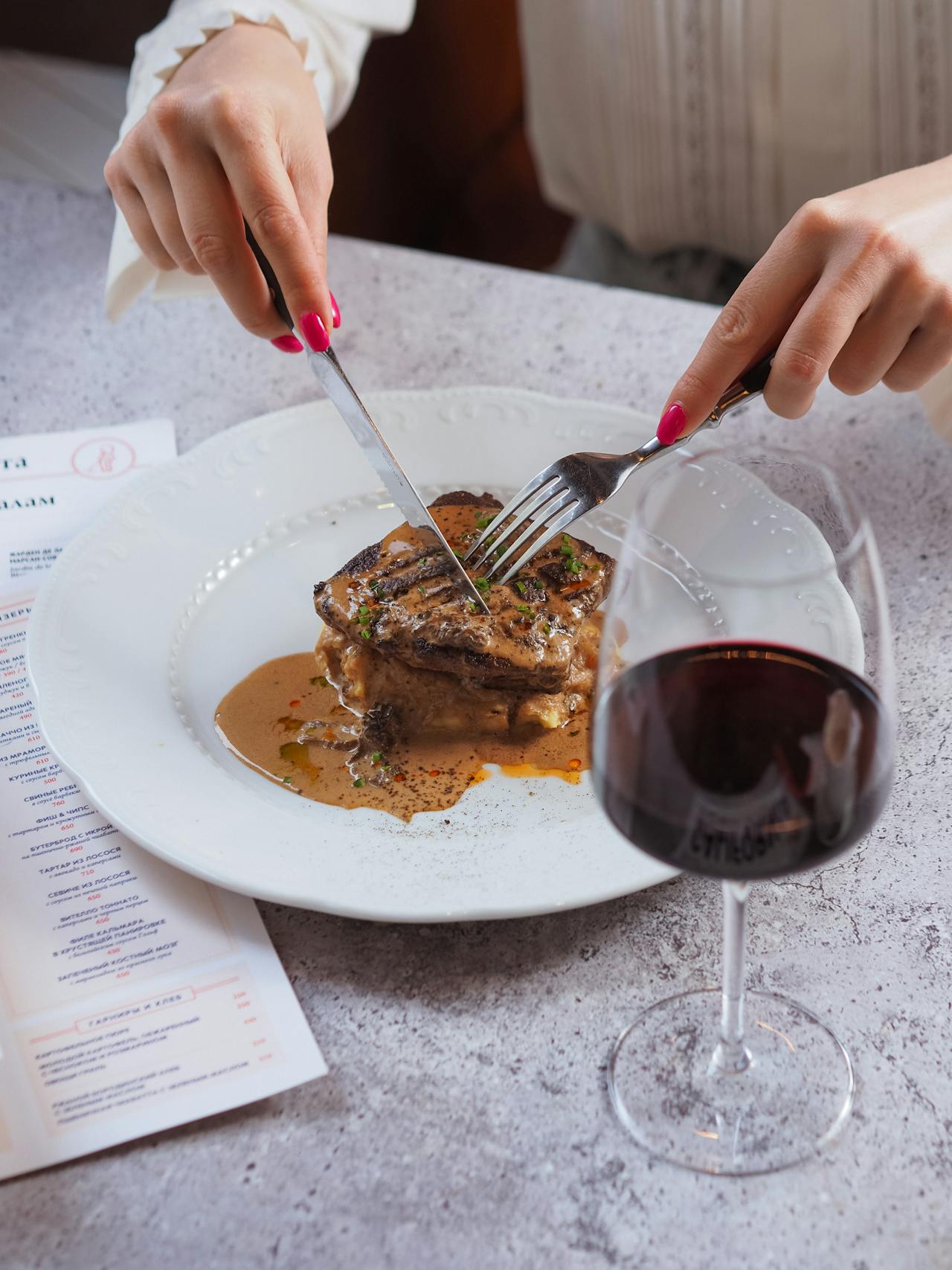 Une femme mangeant un steak | Source : Pexels