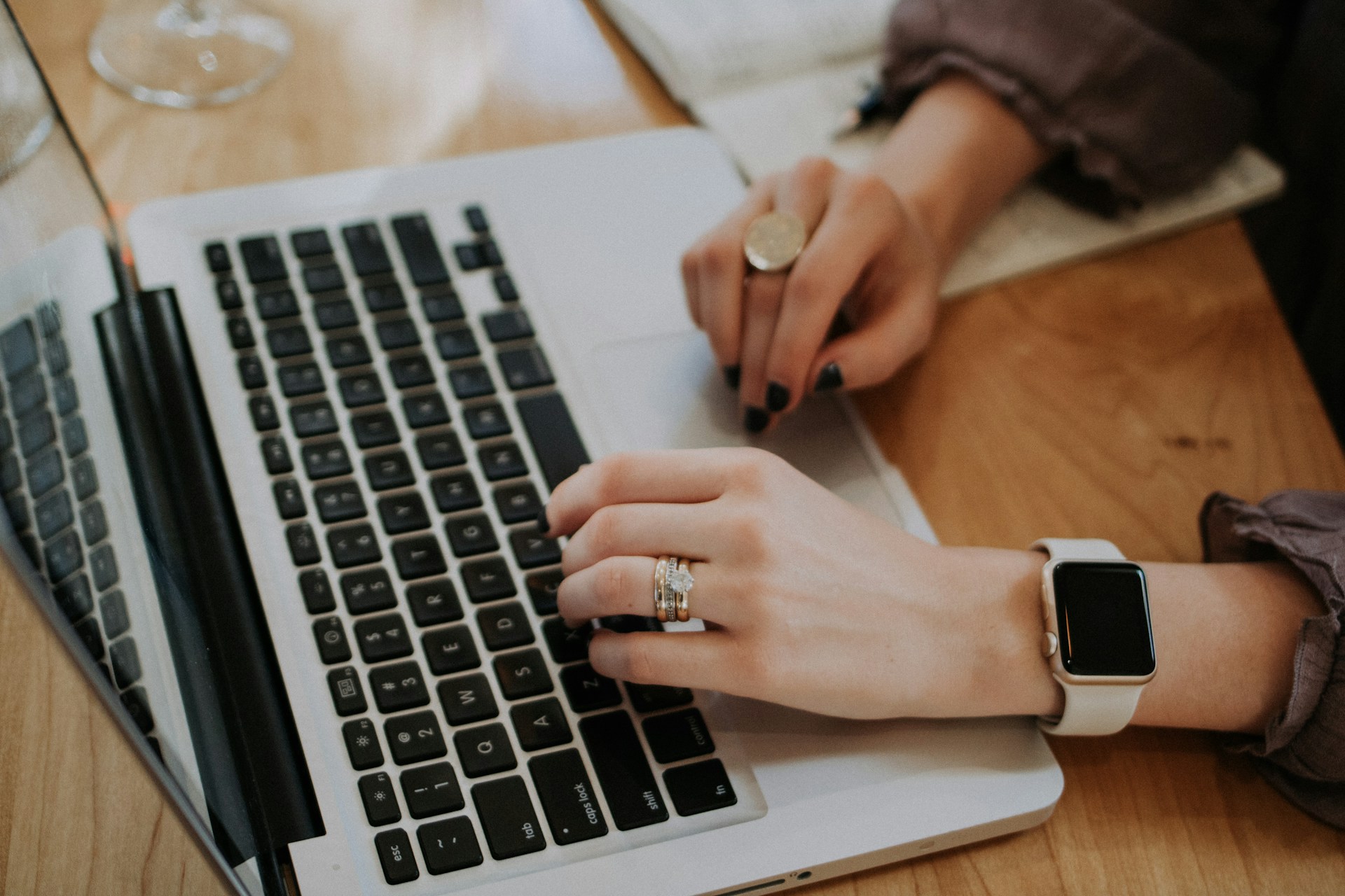 Une femme utilisant un ordinateur portable | Source : Unsplash