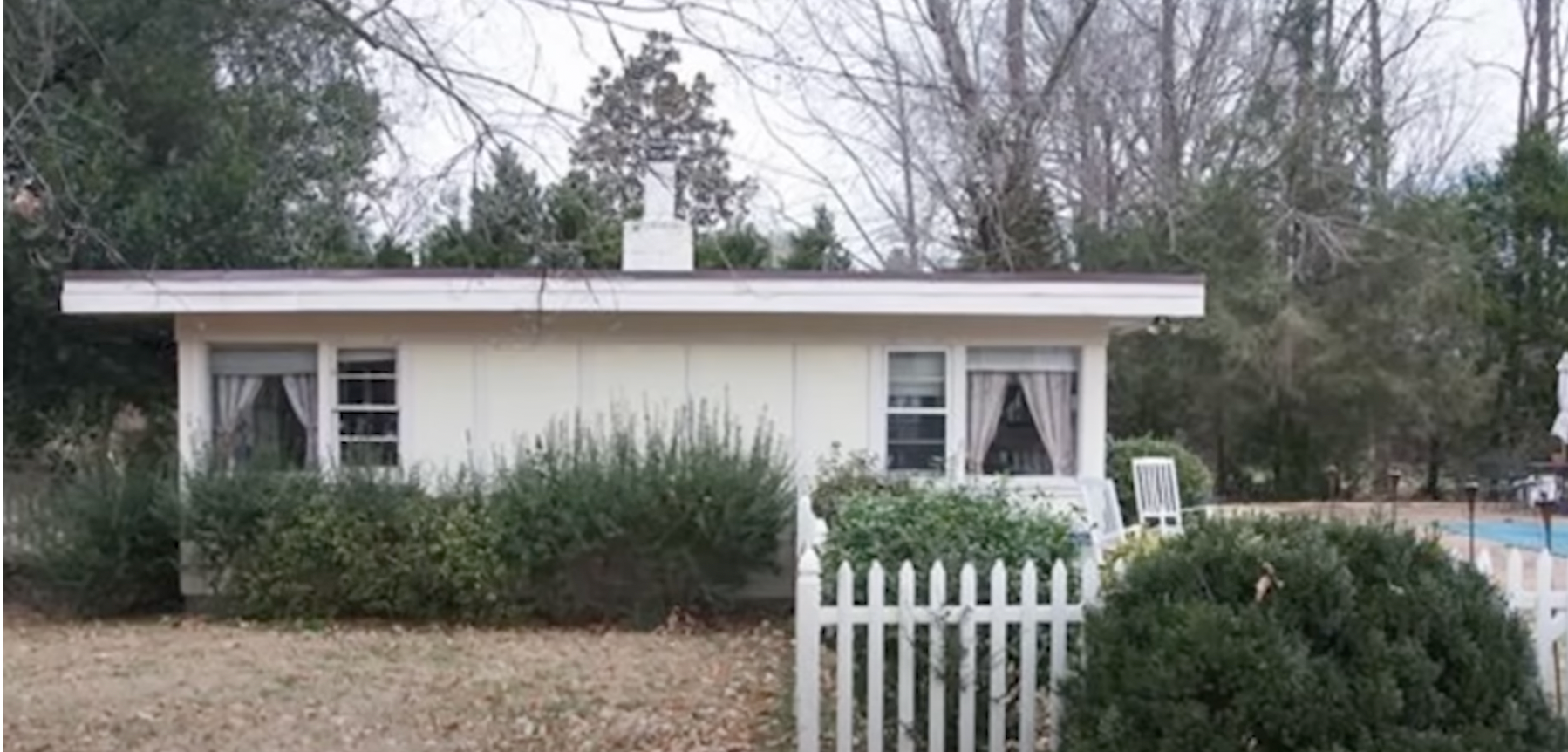 Une photo du pool house de la maison familiale de Reese Witherspoon et Jim Toth à Nashville | Source : YouTube/@FamousEntertainment