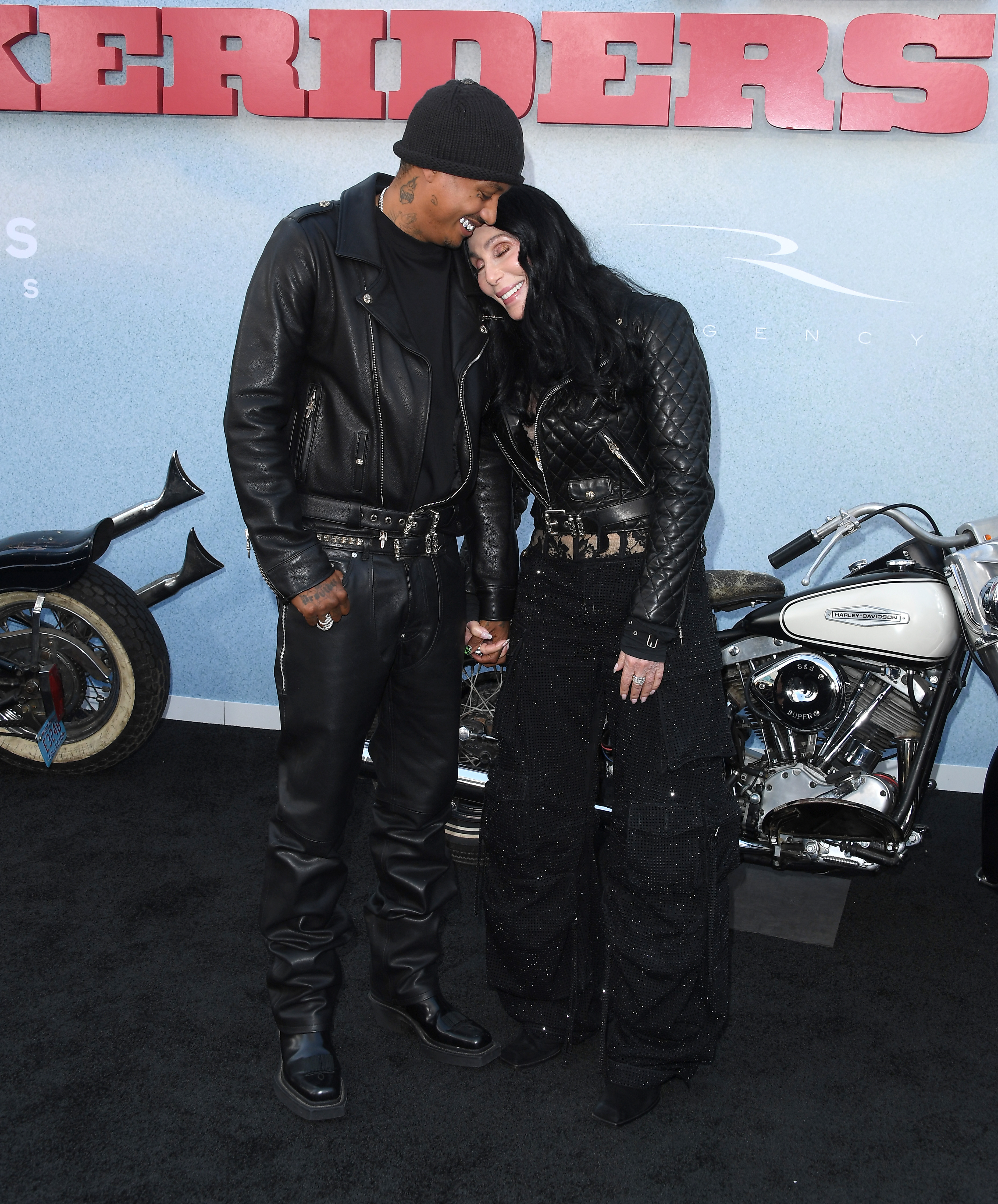 Alexander Edwards et Cher arrivent à la première de Los Angeles de "The Bikeriders" au TCL Chinese Theatre le 17 juin 2024, à Hollywood, Californie. | Source : Getty Images