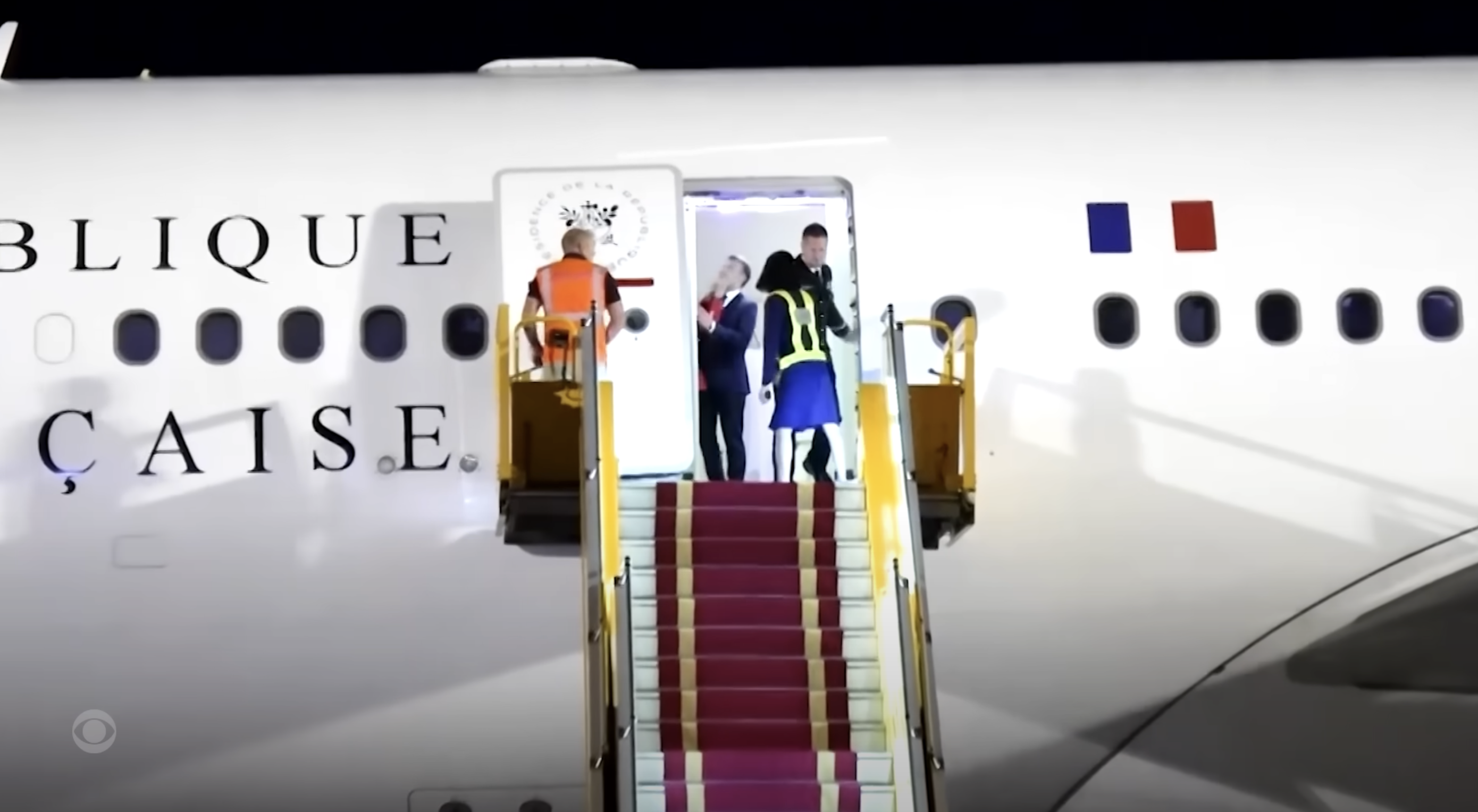 L'altercation controversée d'Emmanuel et Brigitte dans un avion, tirée d'une vidéo datant du 27 mai 2025. | Source : YouTube/CBS News
