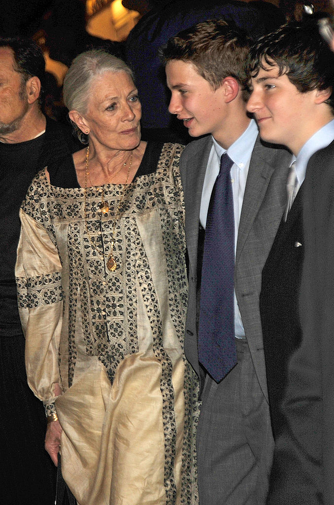 L'actrice avec ses petits-fils Michael Neeson et Daniel Neeson quittant le concert Almay pour célébrer le 21e anniversaire du Rainforest Fund au Carnegie Hall le 13 mai 2010, à New York | Source : Getty Images