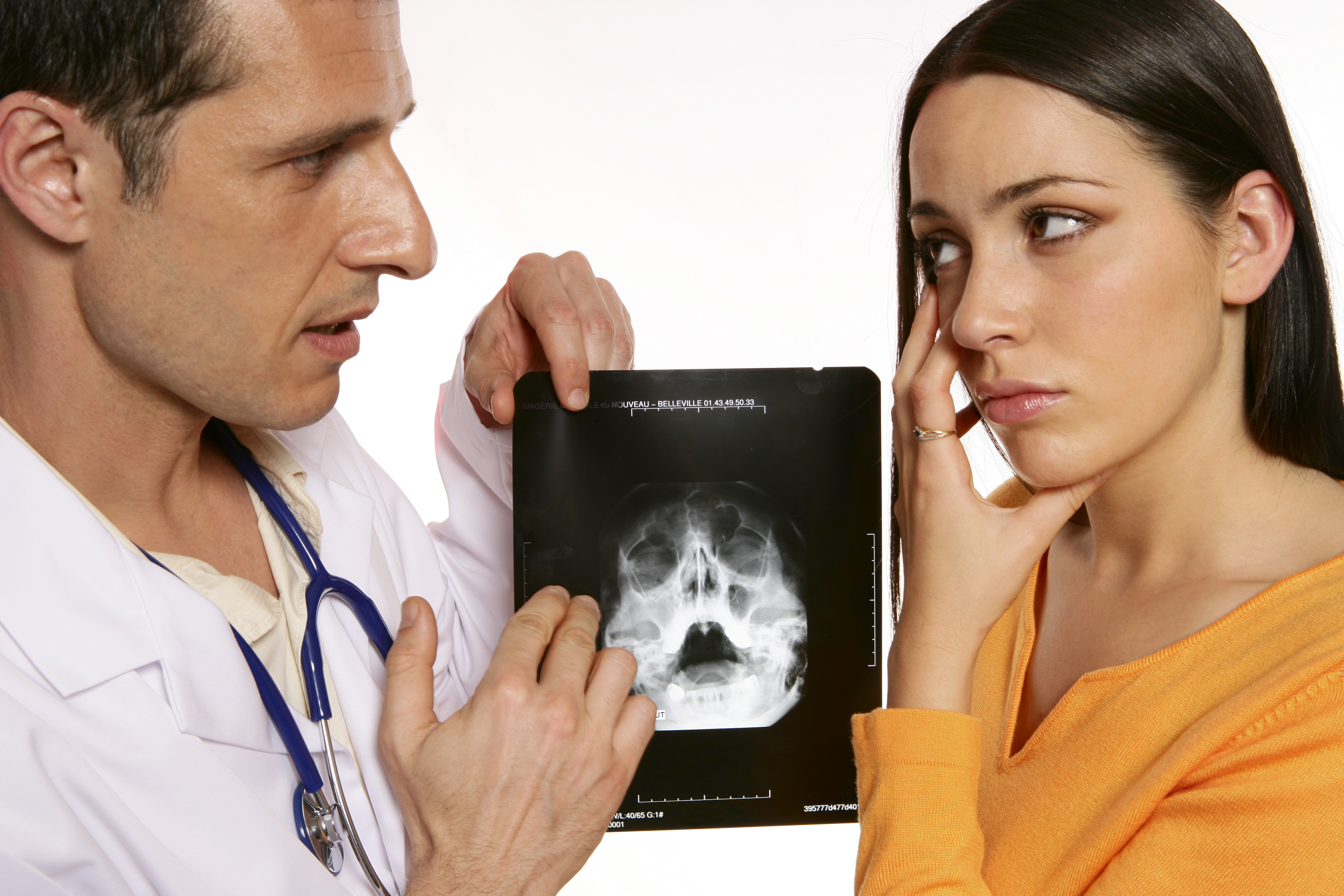 Un médecin explique les résultats de l'imagerie diagnostique à une patiente inquiète lors d'une consultation sur les sinus. | Source : Getty Images