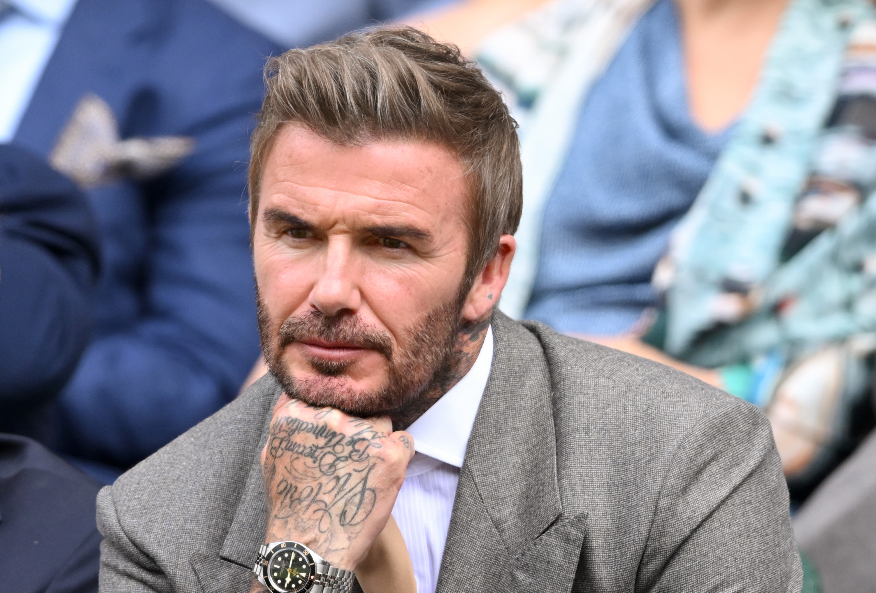 La tenue décontractée de David à Portofino contrastait avec son style plus habillé en public. À Wimbledon, en juin 2026, il a troqué ses t-shirts et shorts de vacances contre un costume gris et une chemise blanche. | Source : Getty Images