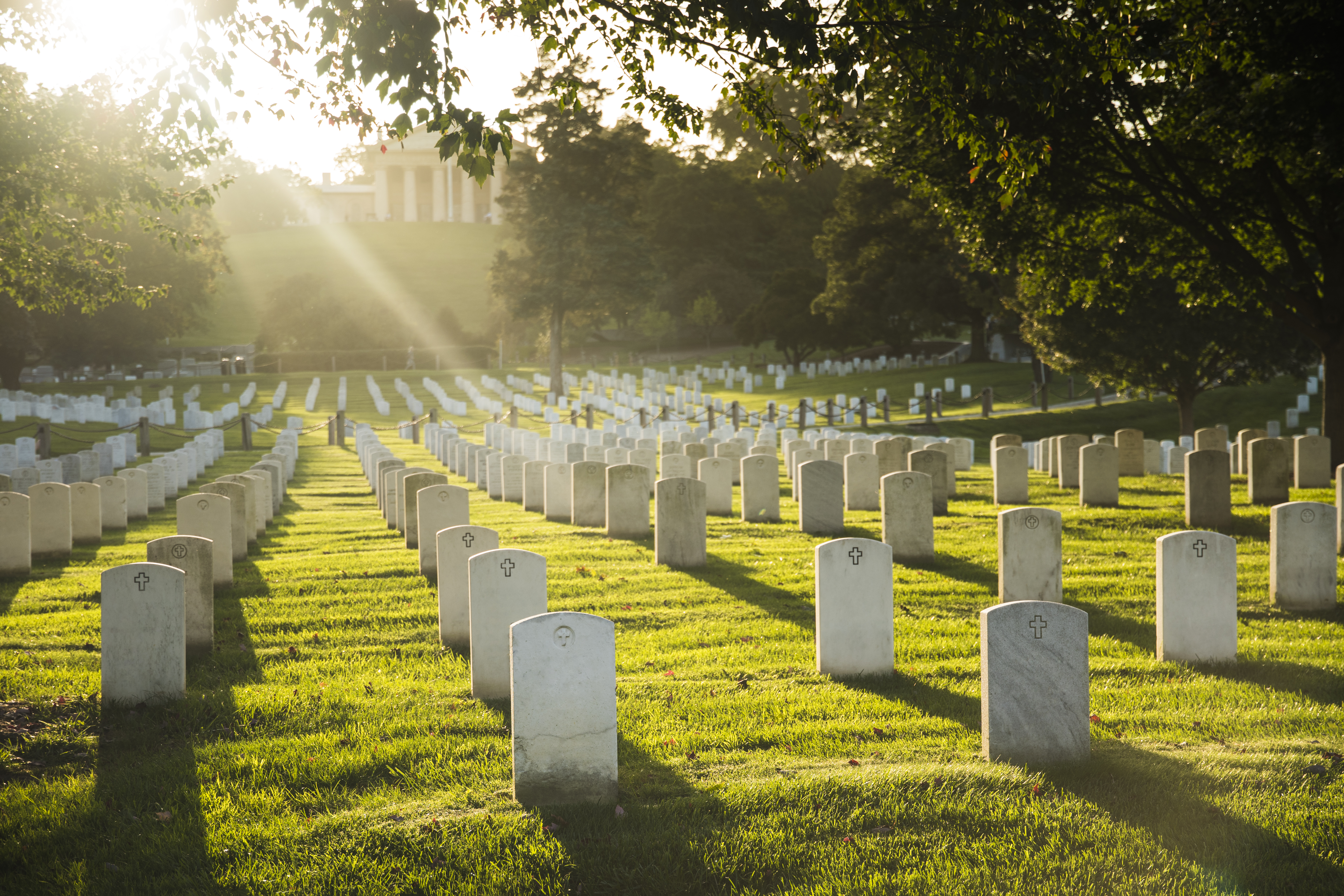 Le soleil se couche sur le cimetière d'Arlington | Source : Getty Images
