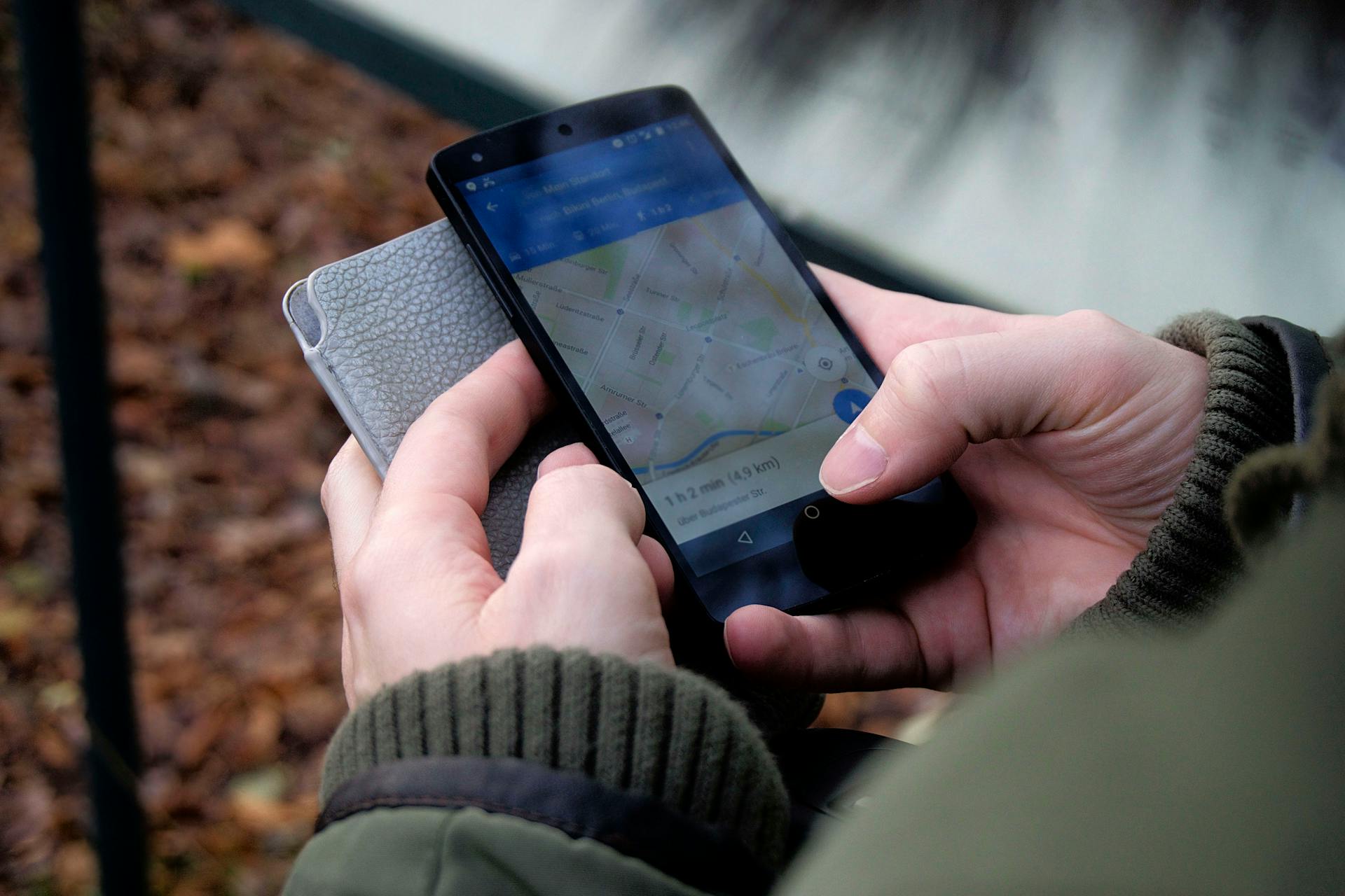 Une personne utilisant Google maps | Source : Pexels