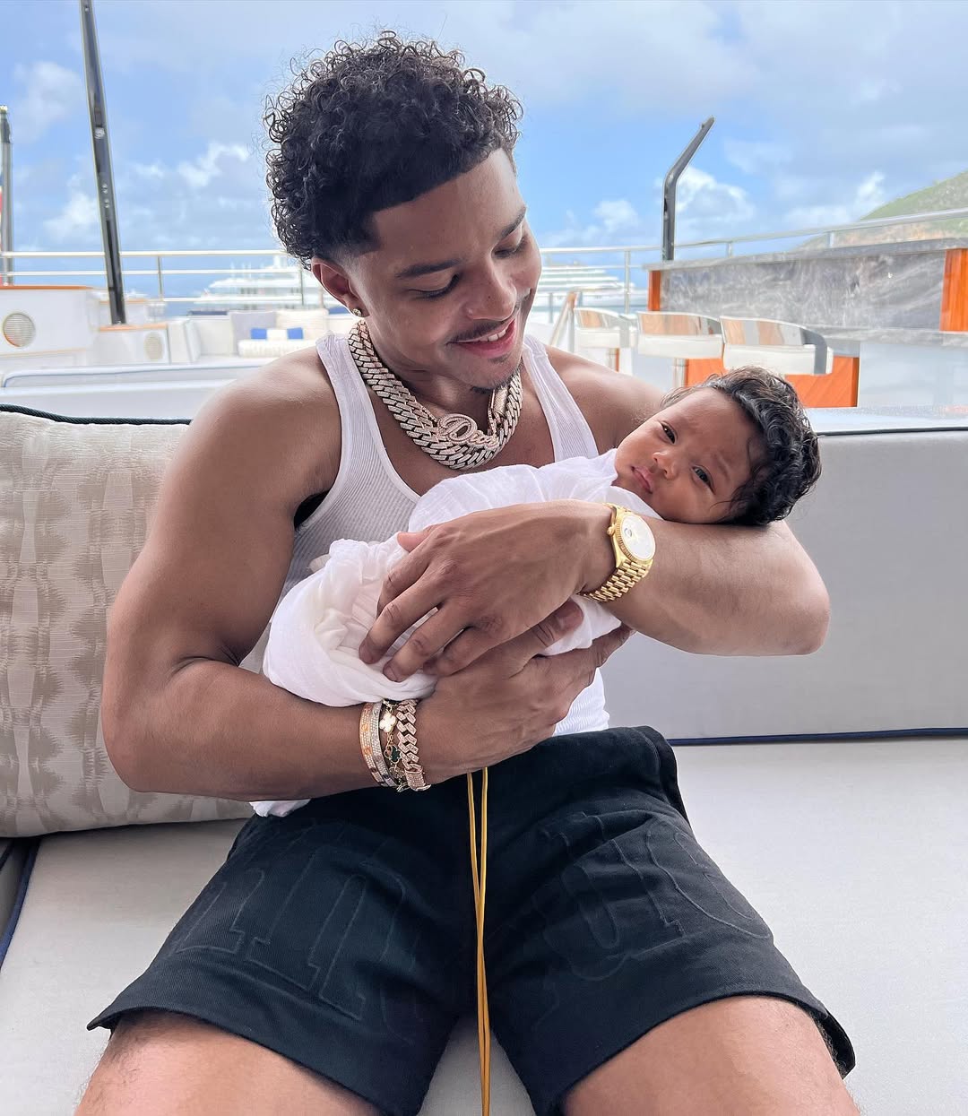 Justin Combs tenant un bébé, daté de janvier 2023 | Source : Instagram/princejdc