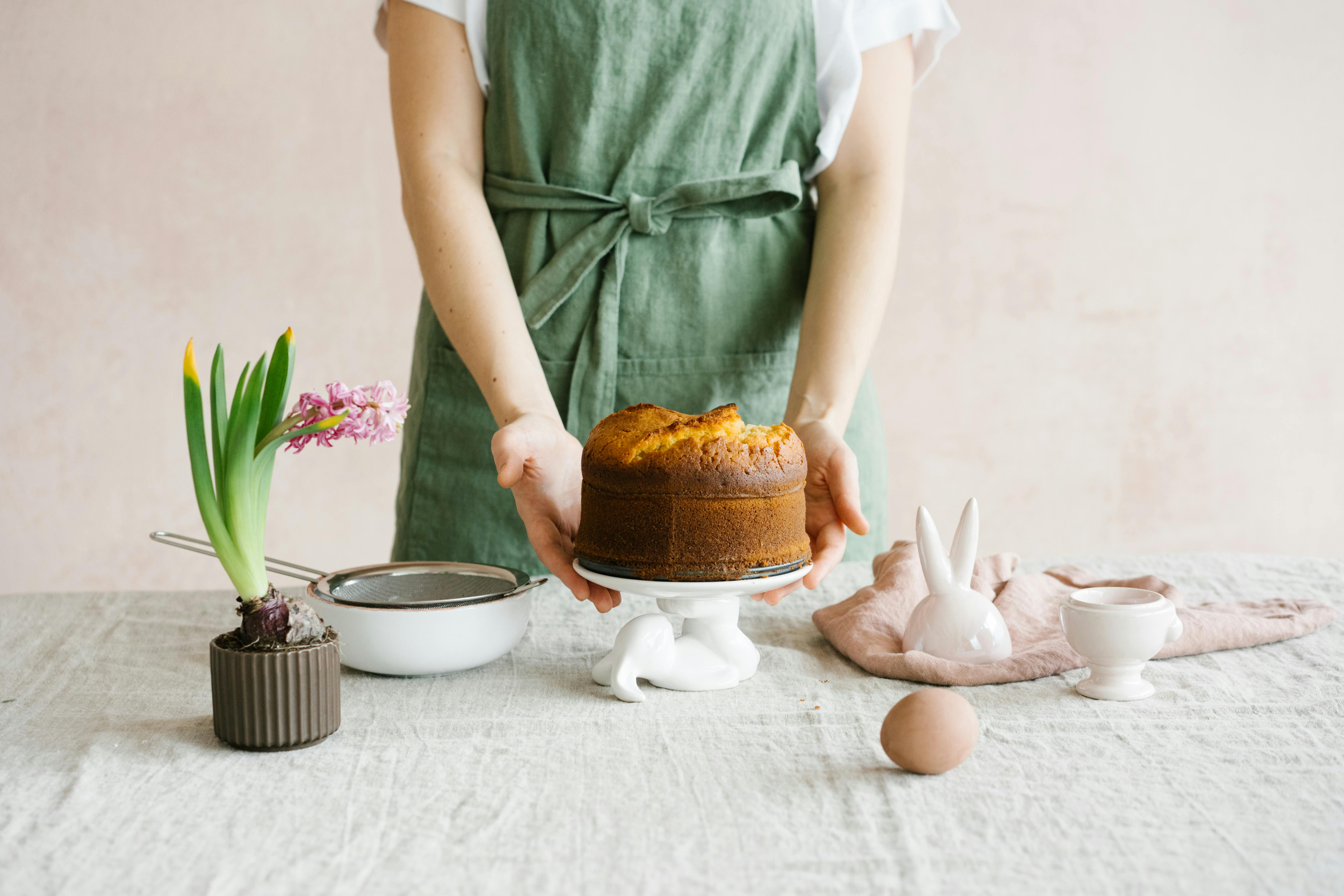Femme présentant sa tarte | Source : Pexels