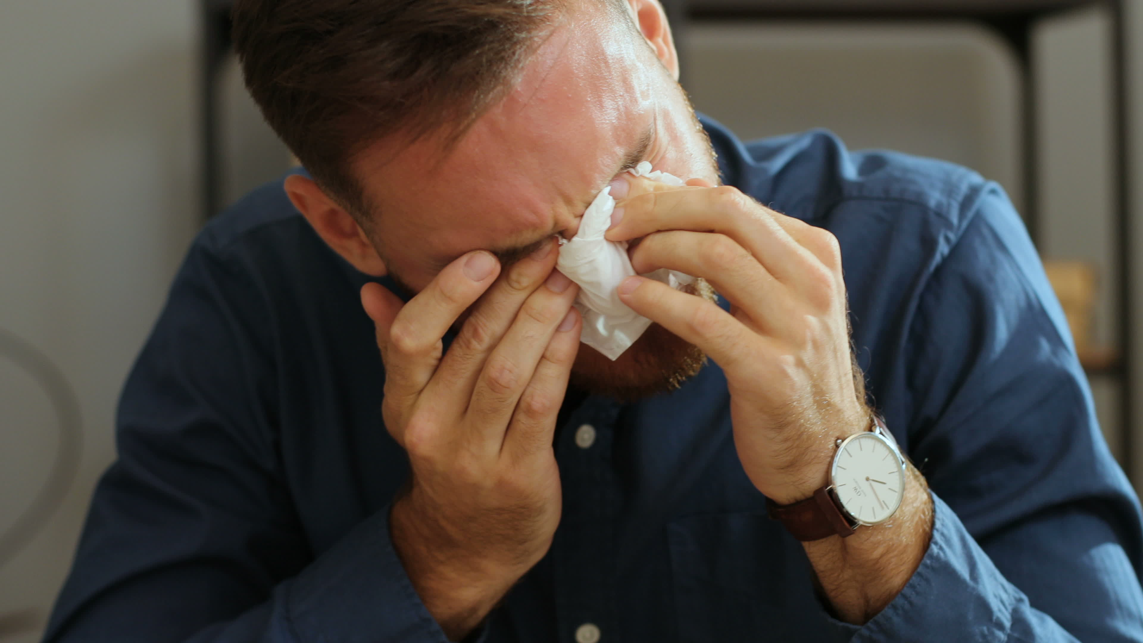 Un homme s'essuie les yeux avec une serviette en pleurant | Source : Shutterstock