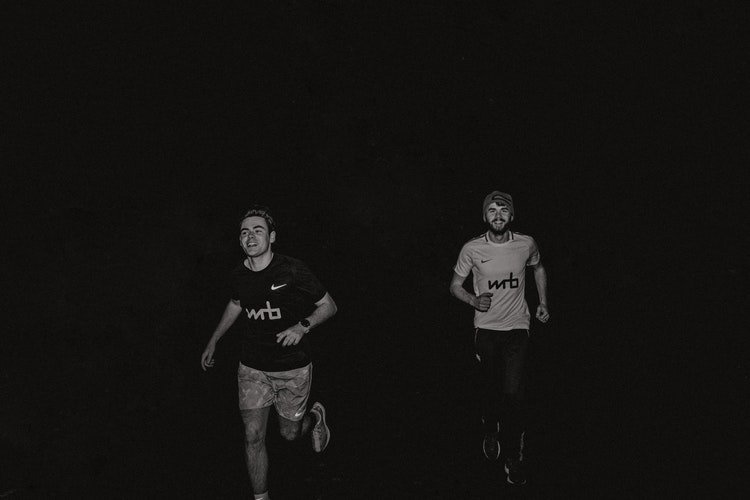 Deux hommes qui courent. | Photo : Unsplash