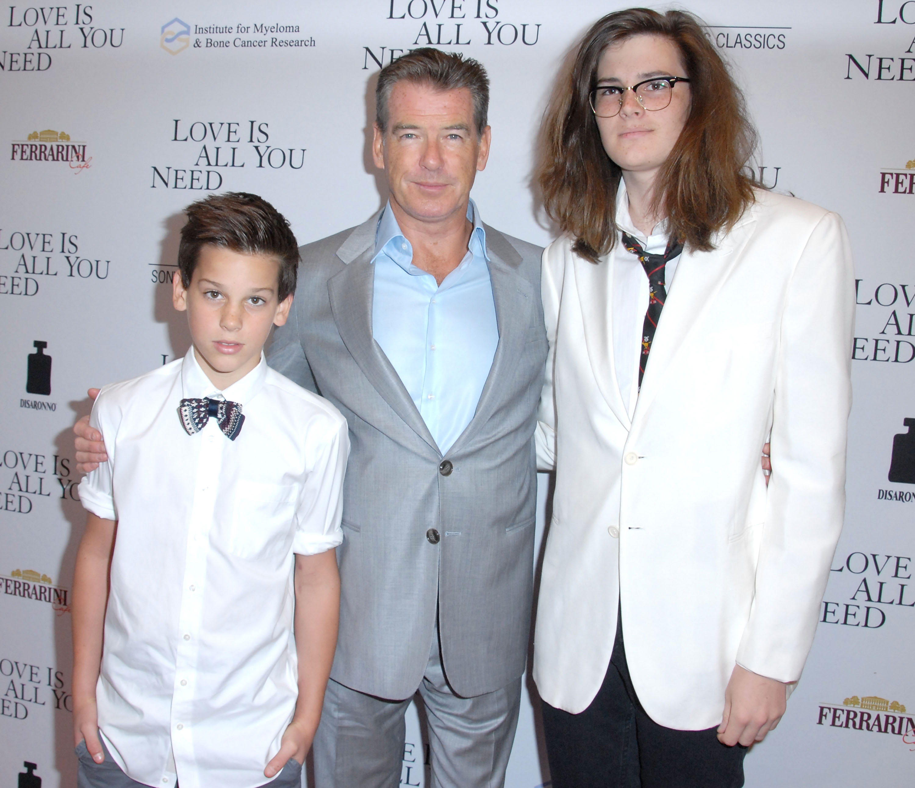 Pierce Brosnan avec ses fils Paris Brosnan et Dylan Brosnan lors de la première de "Love Is All You Need" le 25 avril 2013, à Hollywood, en Californie. | Source : Getty Images