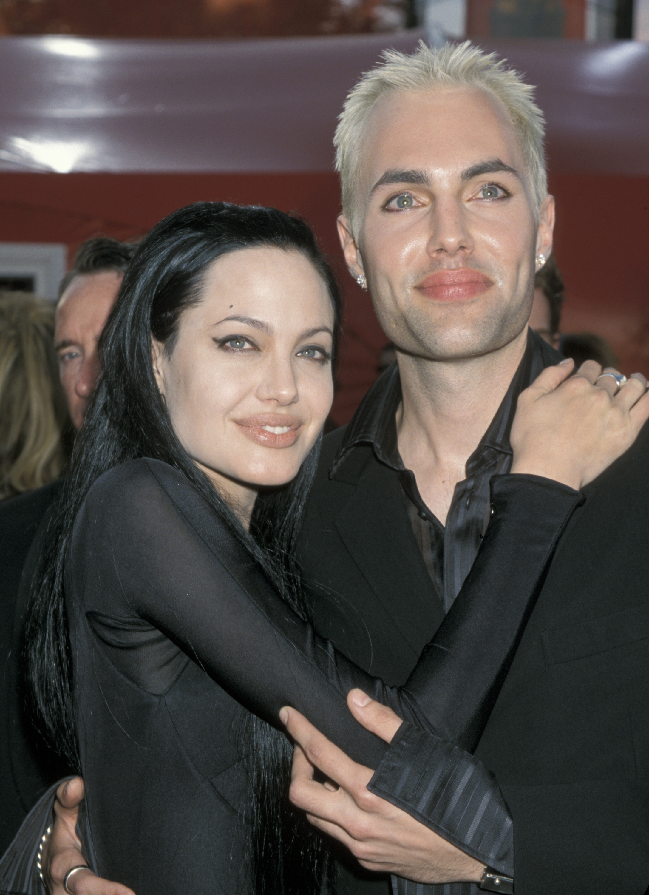 Angelina Jolie et James Haven à la 72e cérémonie des Oscars - Arrivée le 26 mars 2000 | Source : Getty Images