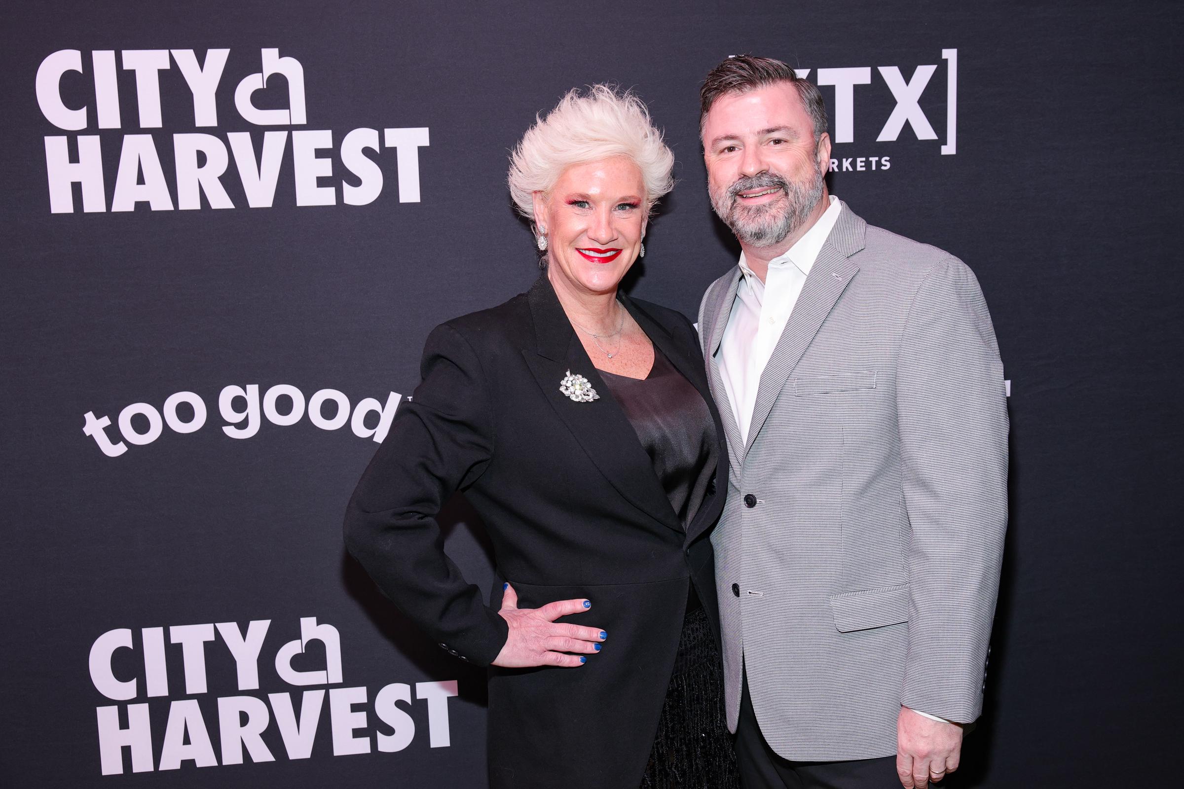 Anne Burrell et son mari, Stuart Claxton, assistent au gala de la moisson de la ville de New York : Carnaval au Cipriani 42nd Street le 22 avril 2025 | Source : Getty Images