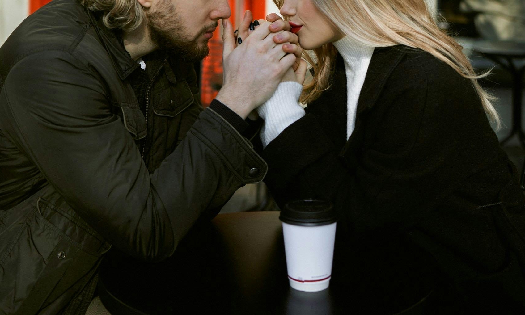 Sophia et Jason discutent intensément dans un café confortable | Source : Pexels