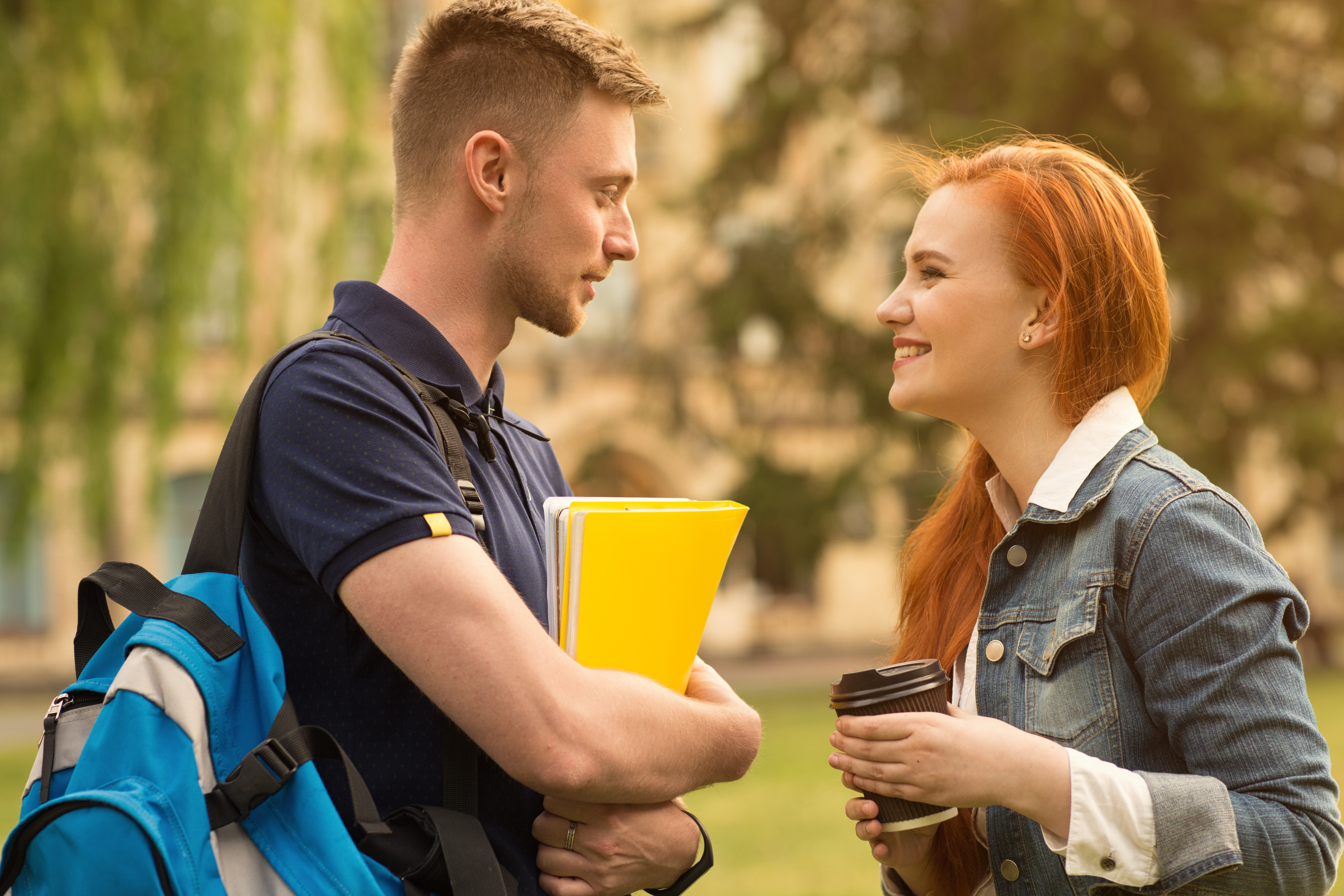 Deux étudiants se souriant l'un à l'autre | Source : Shutterstock