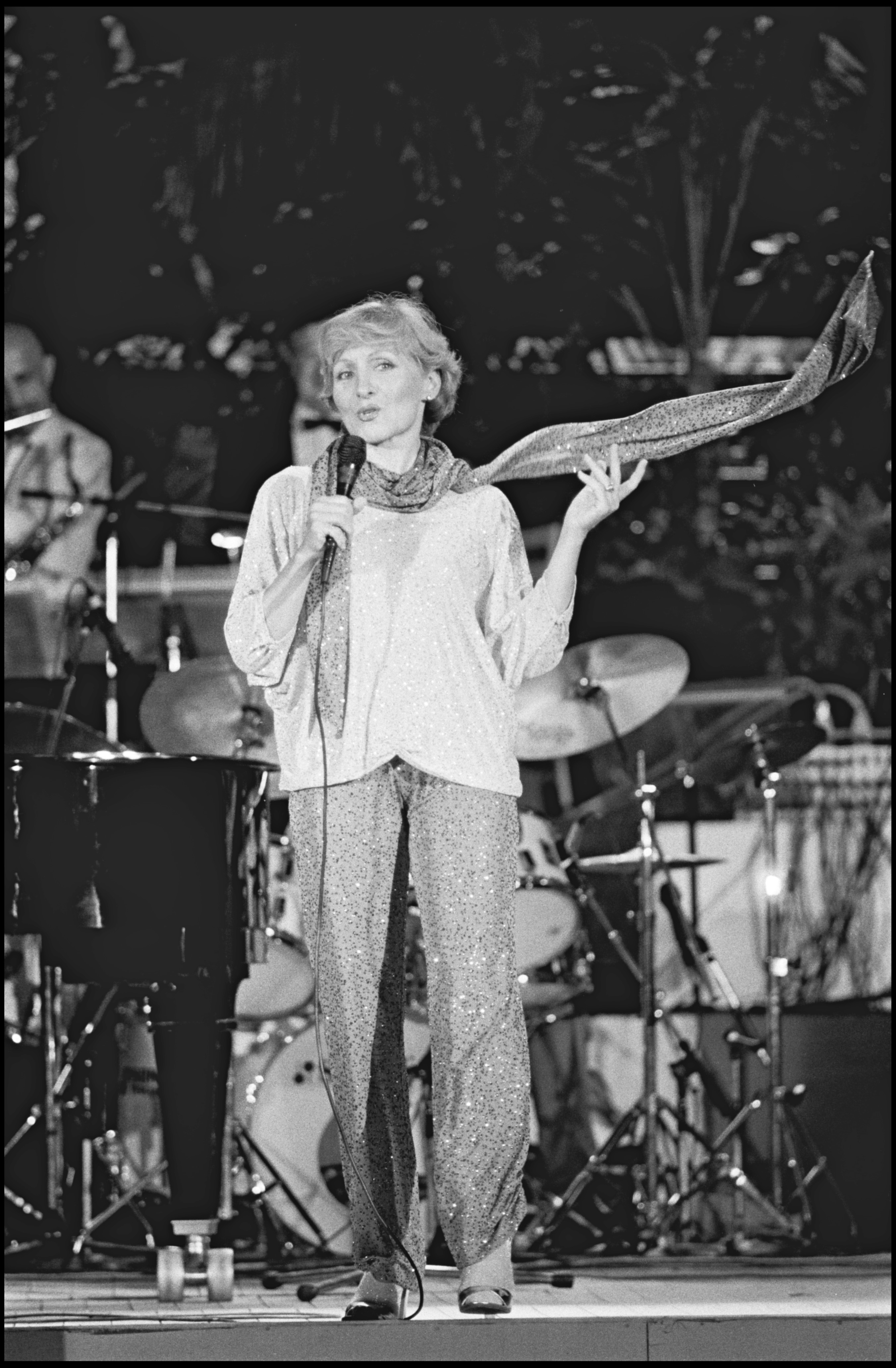 Nicole Croisille sur la scène du Festival de la chanson française de Juan Les Pins, 1983 I Source : Getty Images