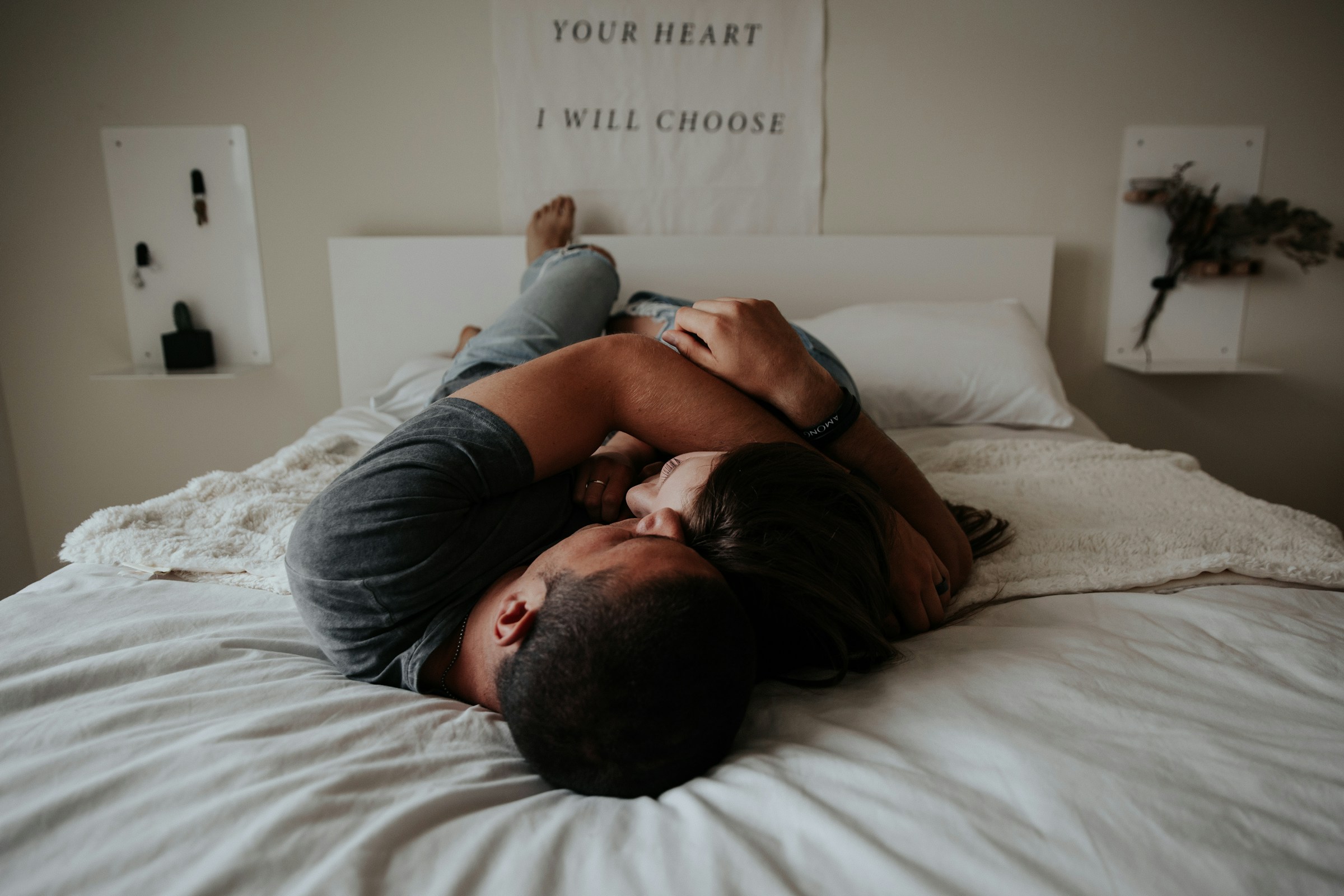 Un couple se câlinant sur un lit | Source : Unsplash