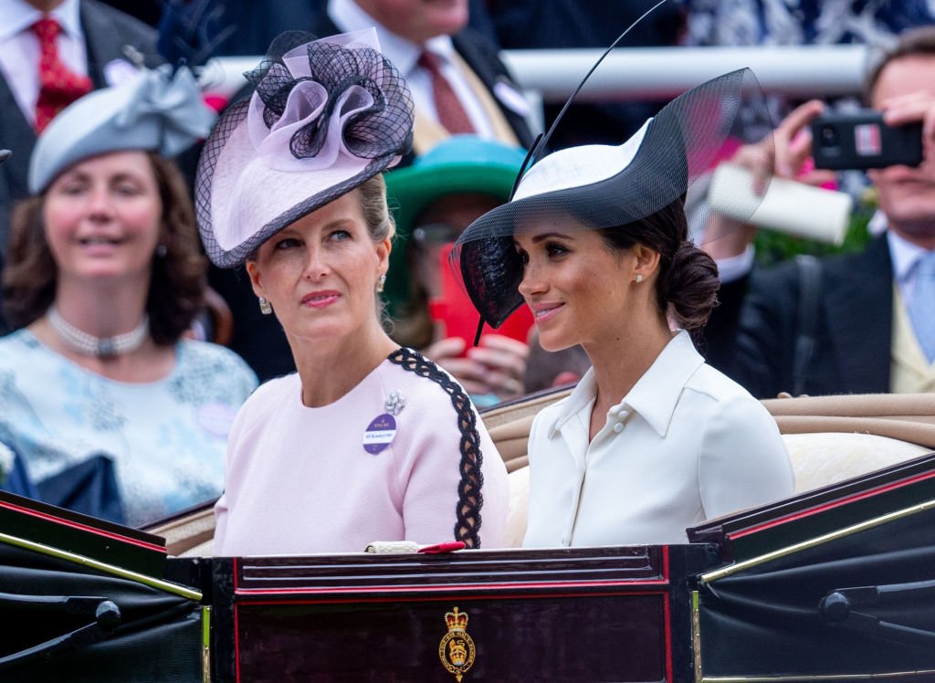 Meghan, duchesse de Sussex et Sophie, comtesse de Wessex assistent au Royal Ascot Day 1 à l'hippodrome d'Ascot le 19 juin 2018 à Ascot, Royaume-Uni. | Photo : Getty Images