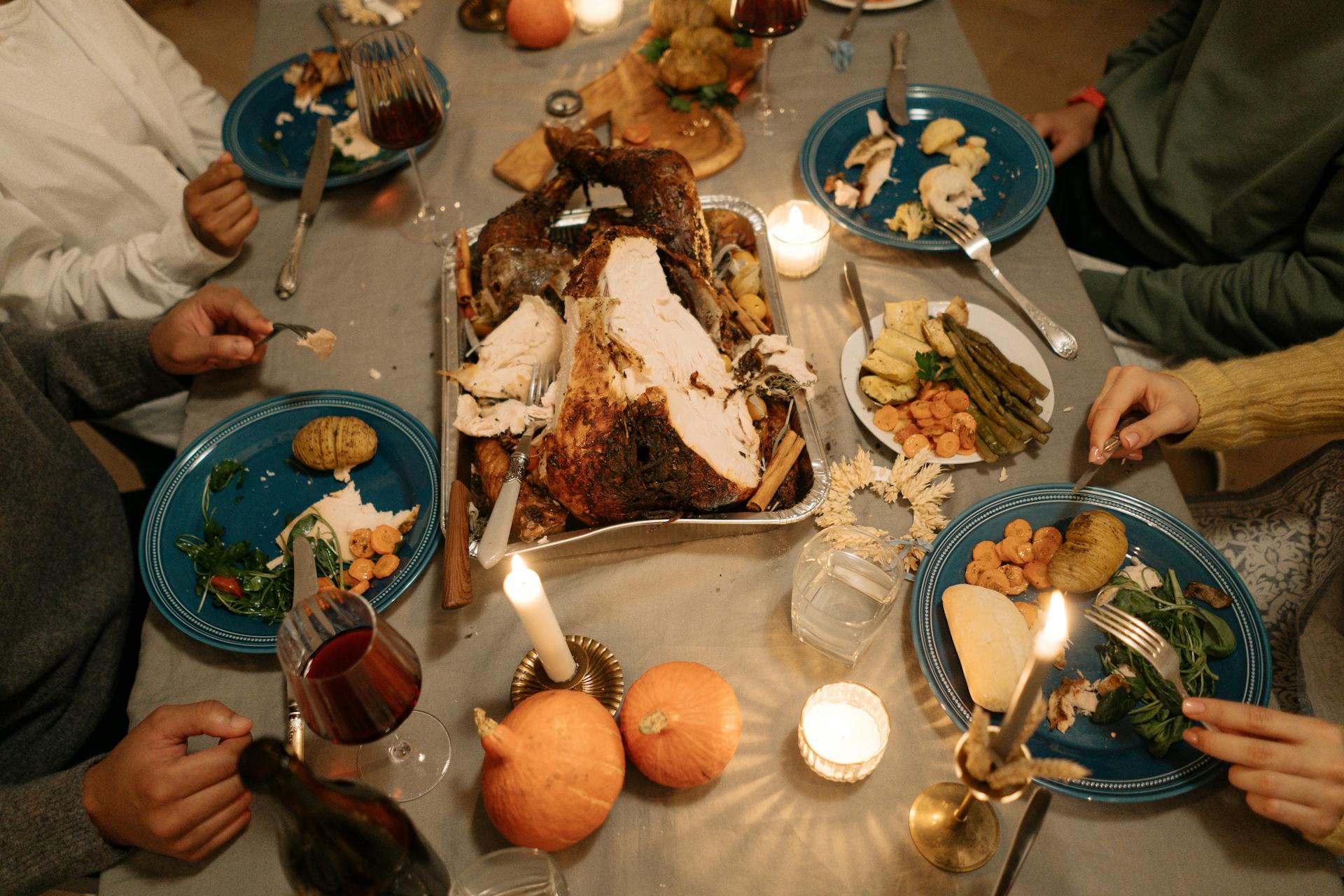 Un groupe de personnes profitant d'un dîner de Thanksgiving | Source : Pexels
