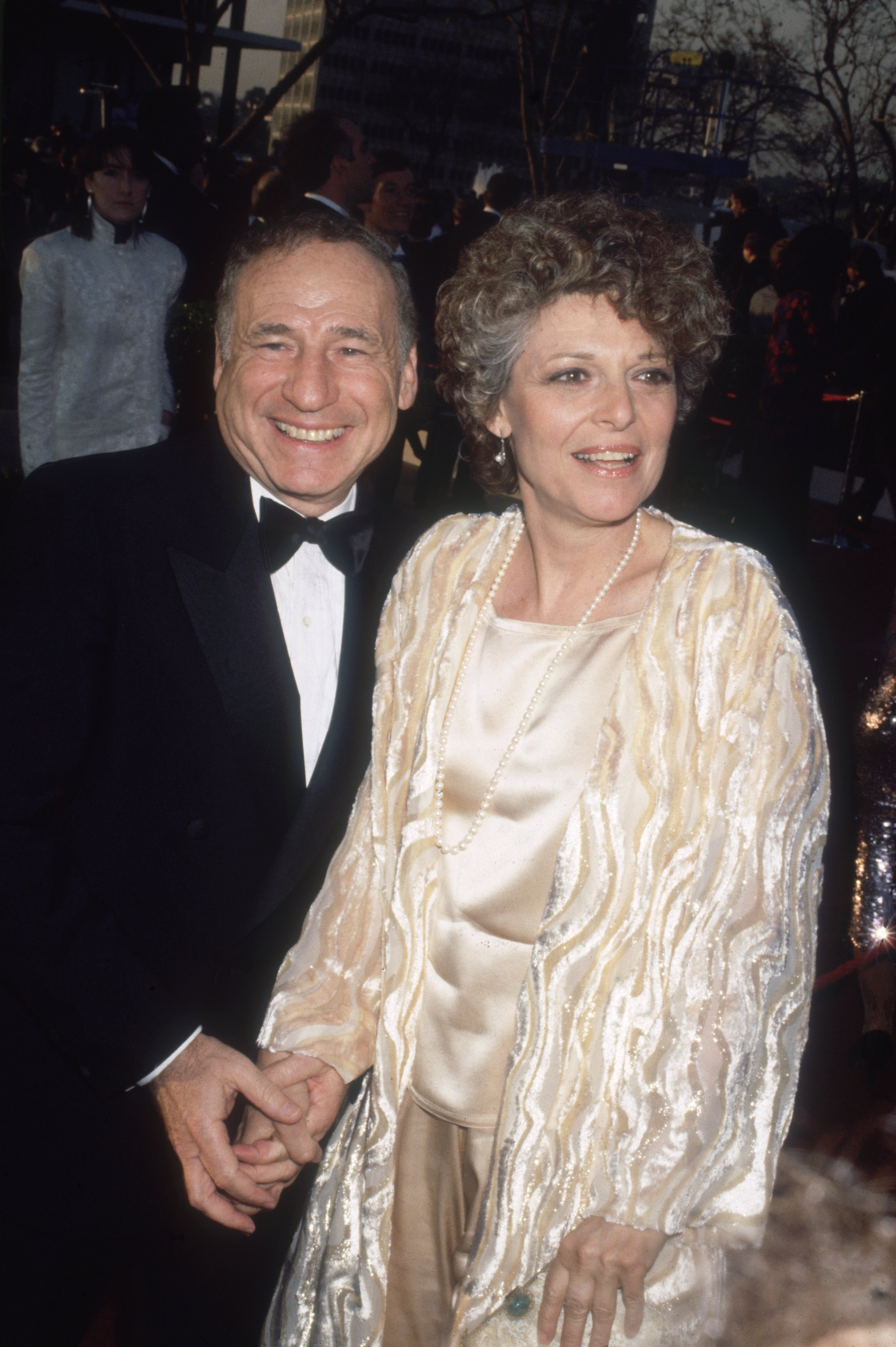 Mel Brooks et Anne Bancroft assistent à la cérémonie des Oscars le 24 mars 1986 à Los Angeles, Californie ┃Source : Getty Images