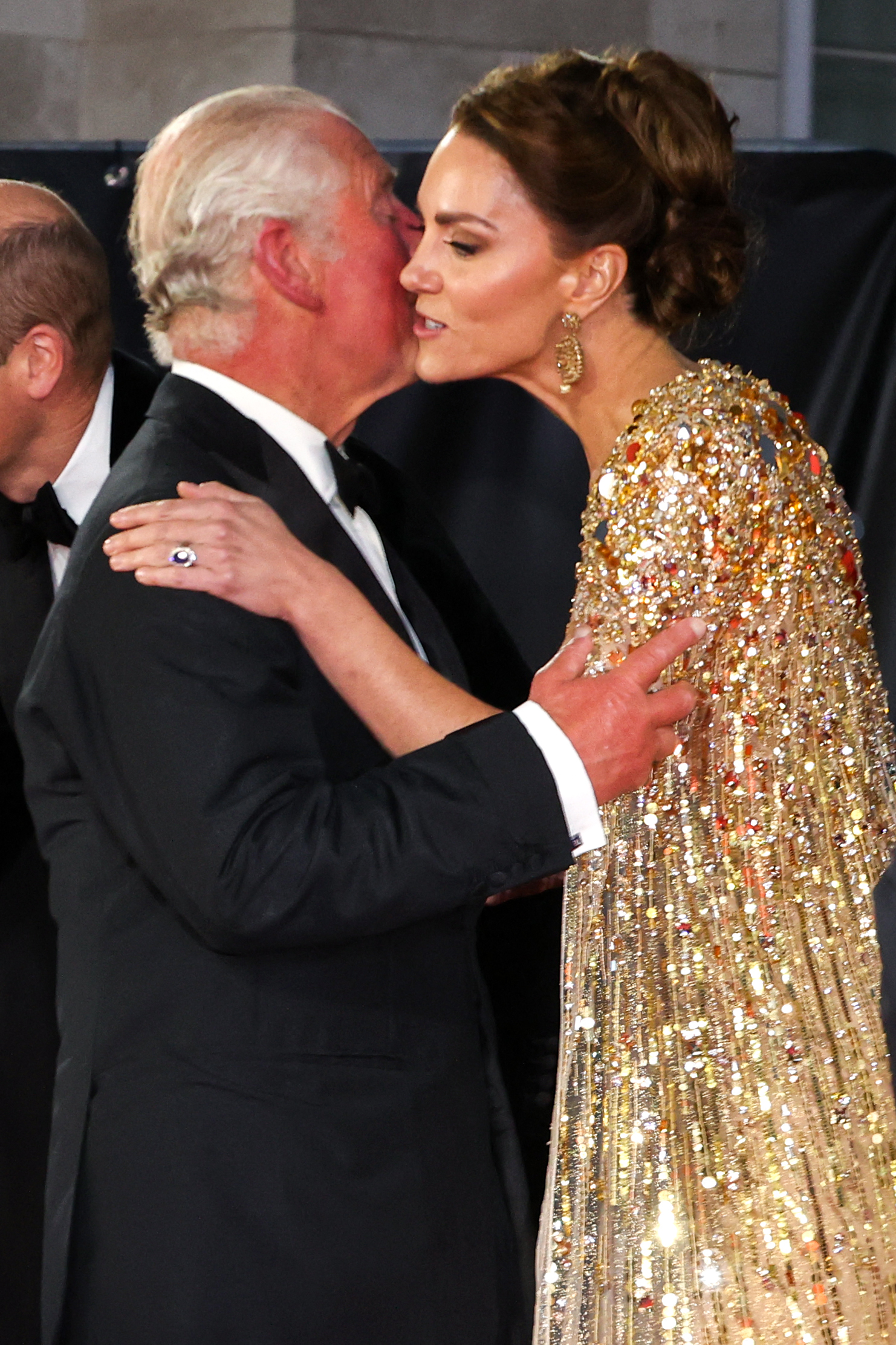Le roi Charles III embrasse la princesse de Galles Kate Middleton lors de la première du film de James Bond 007 "Pas le temps de mourir" dans l'ouest de Londres, le 28 septembre 2021. | Source : Getty Images
