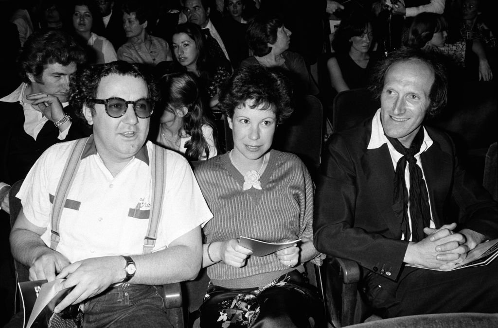 Coluche, sa femme Véronique Kantor et Rufus assistent au show de Jerry Lewis à l'Olympia à Paris le 18 mai 1978, France. | Photo : Getty Images