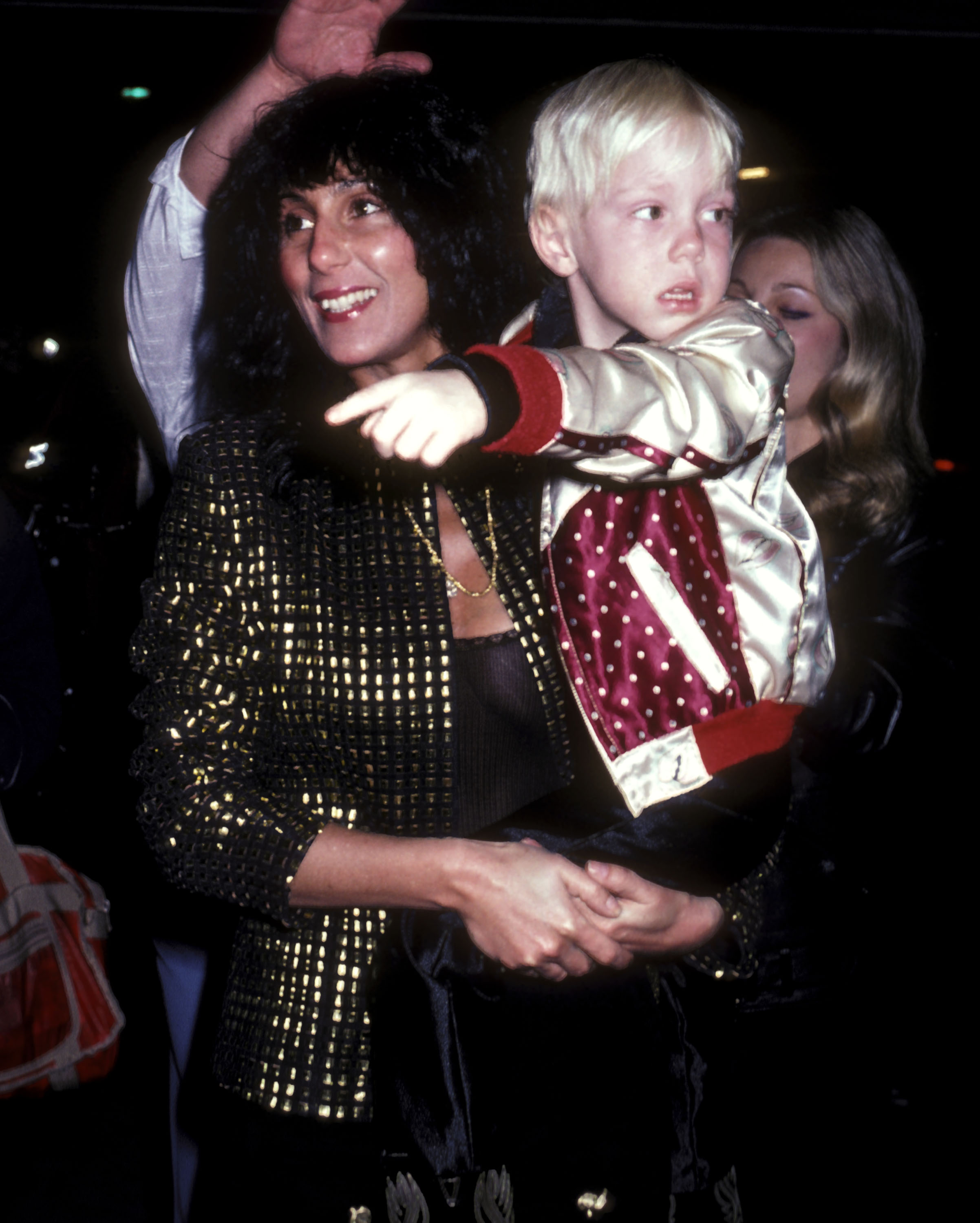 Cher et son fils Elijah Blue Allman assistent à la première de "The Rocky Horror Picture Show" le 24 février 1981 à Hollywood, Californie | Source : Getty Images