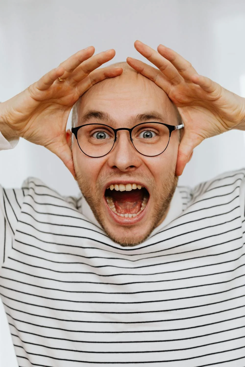 A man shouting and wearing glasses | Source: Pexels