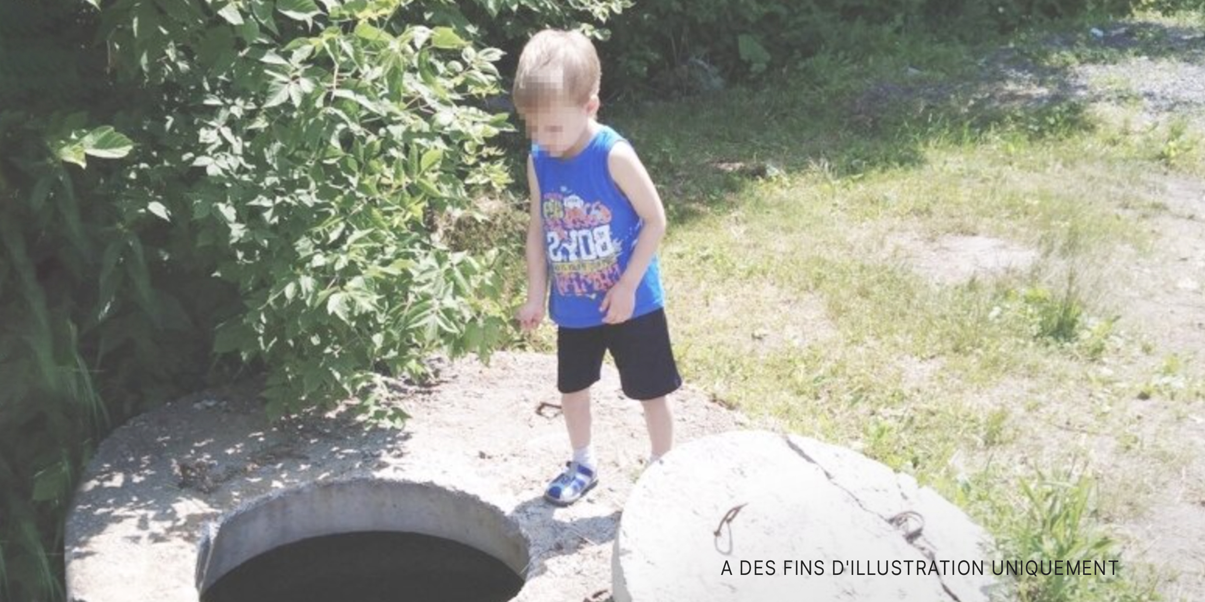 Petit garçon près d'un puits | Source : Shutterstock