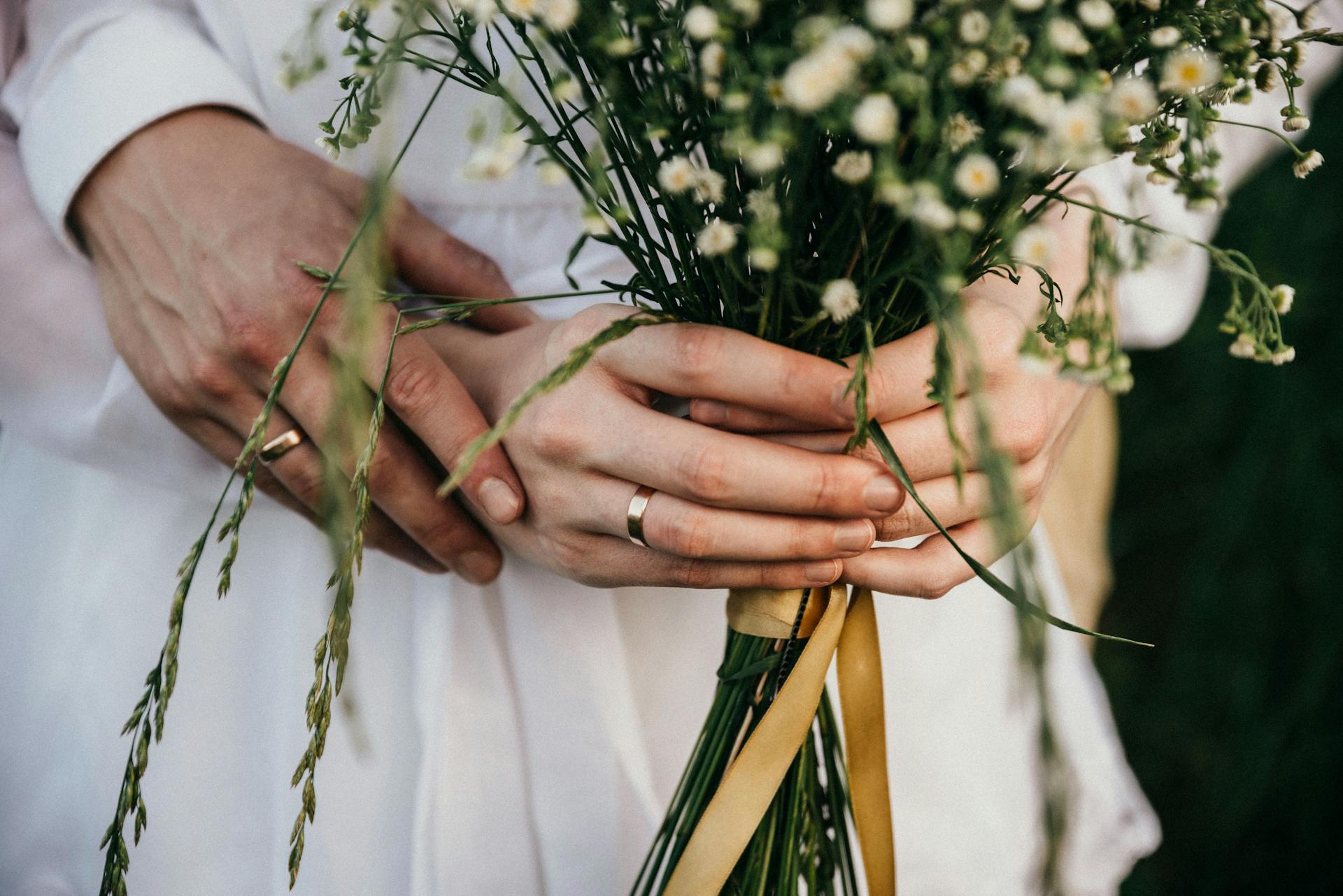 Un gros plan des mains d'un couple le jour de leur mariage | Source : Pexels