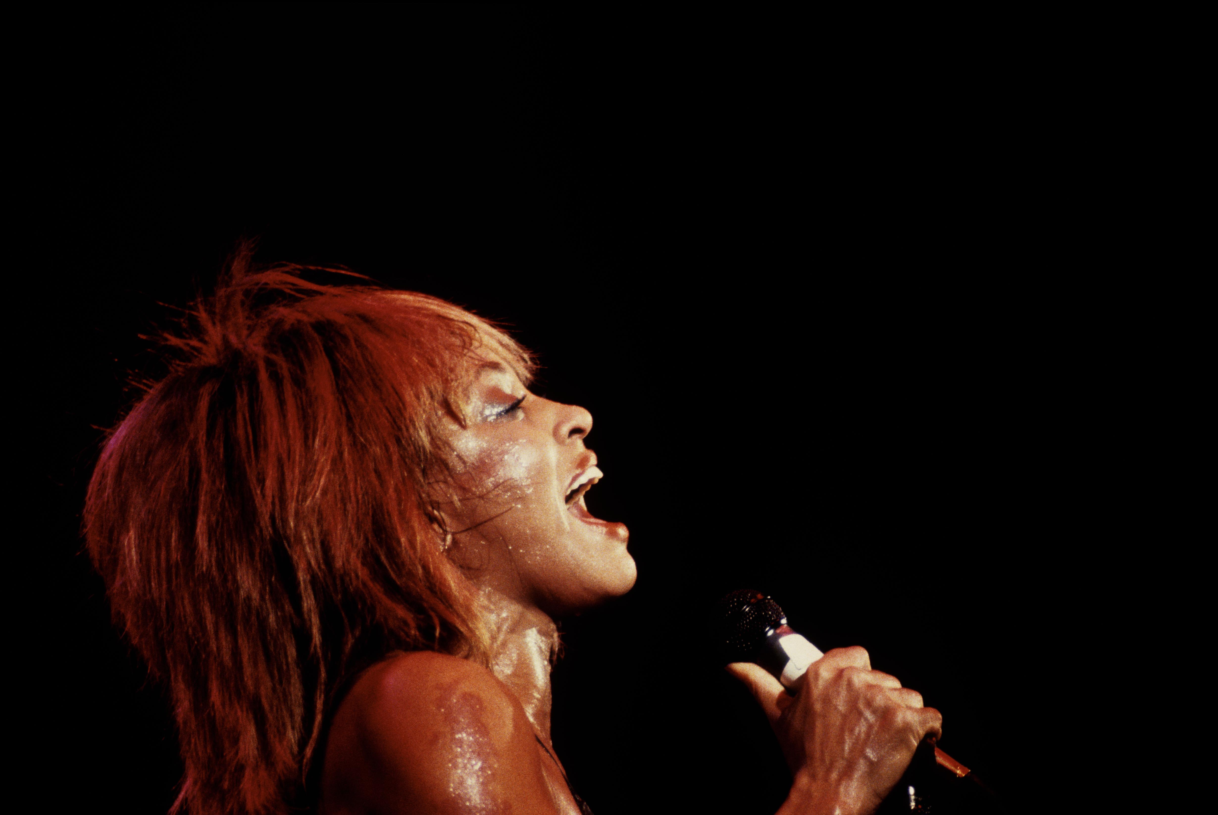 La chanteuse se produit sur scène au Venue à Londres en décembre 1983. | Source : Getty Images