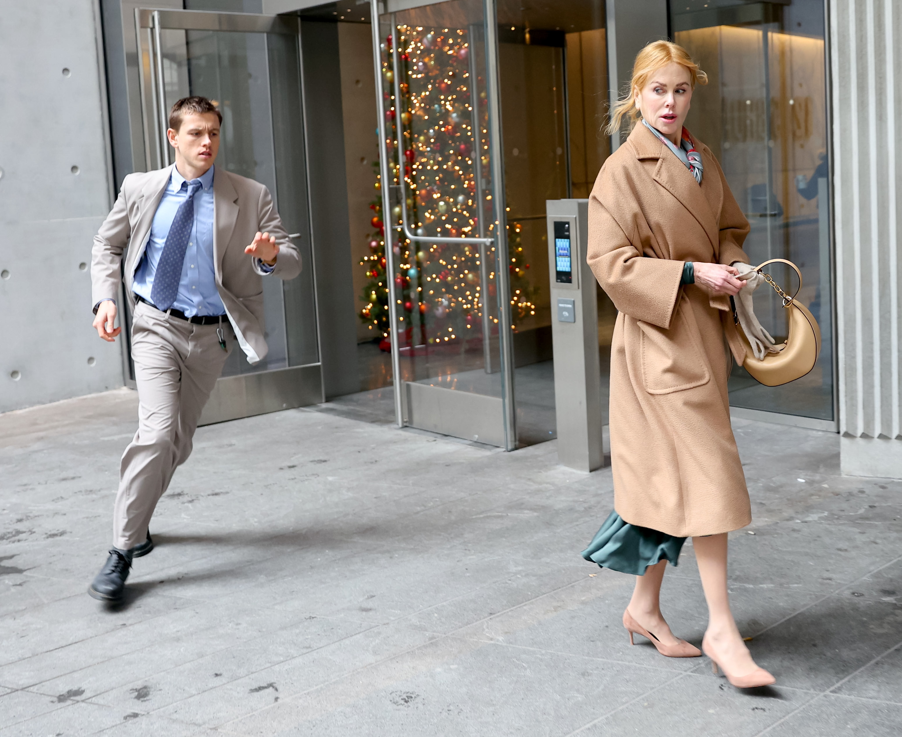 Nicole Kidman et Harris Dickinson sont vus en train de tourner sur le plateau de tournage du film "Babygirl", le 11 décembre 2023, à New York. | Source : Getty Images