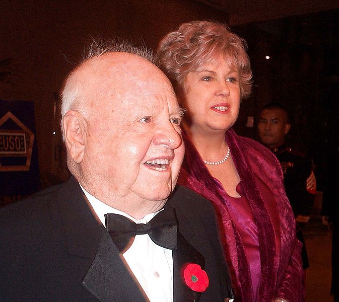 Mickey Rooney et sa femme Jan en 2000. | Photo : Wikimedia Commons