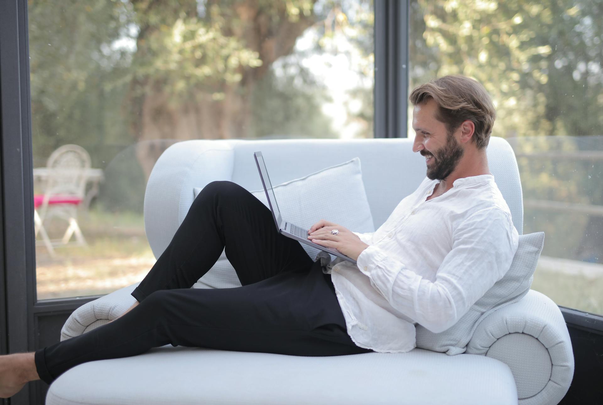 Un homme travaillant sur son ordinateur portable | Source : Pexels