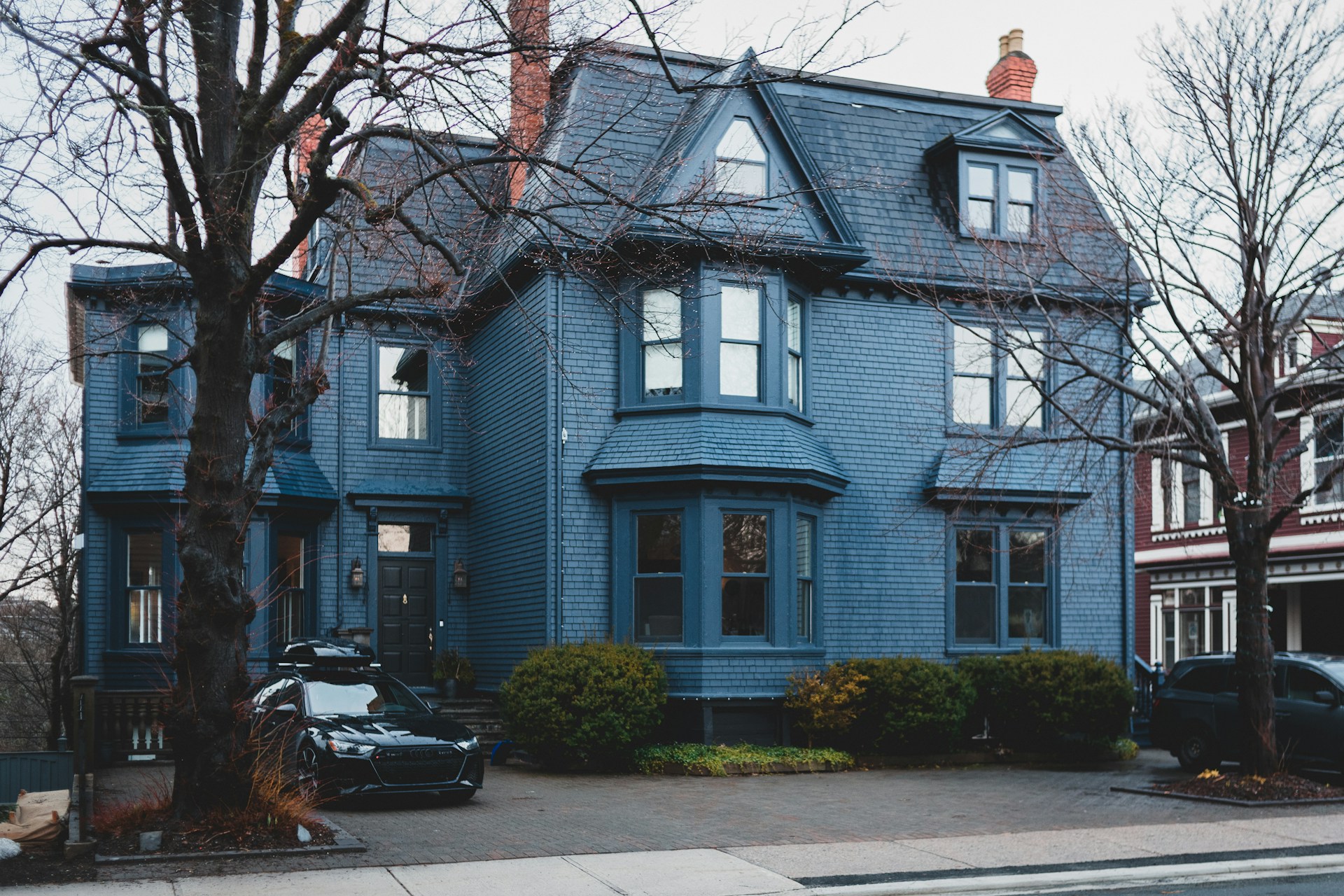 Une voiture noire garée devant une maison | Source : Unsplash