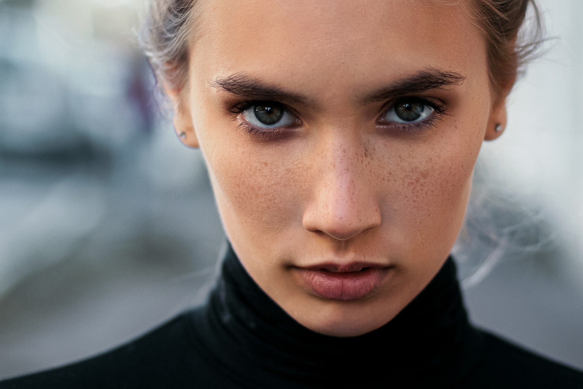 Une femme qui regarde fixement quelqu'un | Source : Unsplash