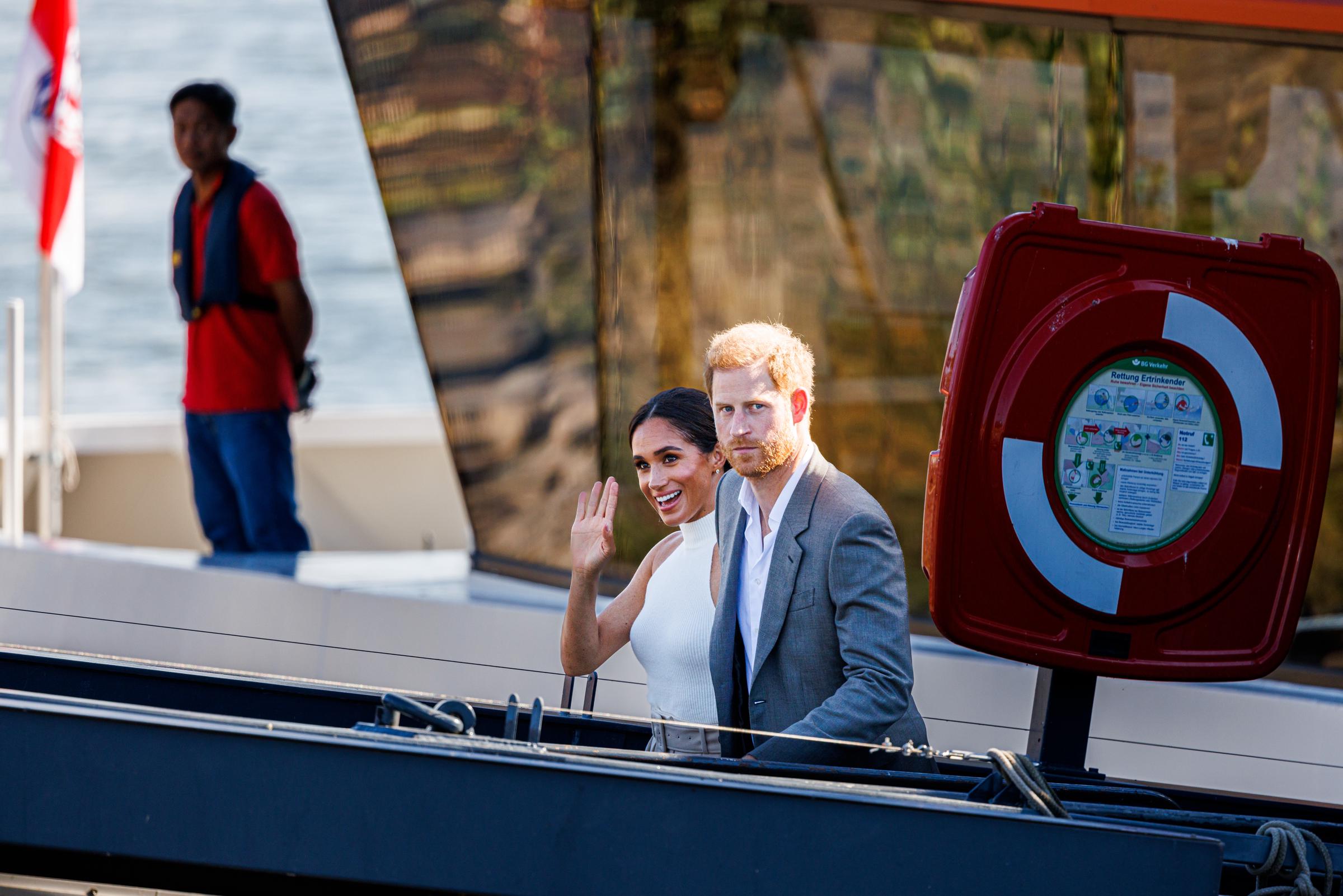 Meghan Markle et le prince Harry après une promenade en bateau lors des événements Invictus Games Dusseldorf 2023 - One Year To Go à Dusseldorf, en Allemagne, le 6 septembre 2022. | Source : Getty Images