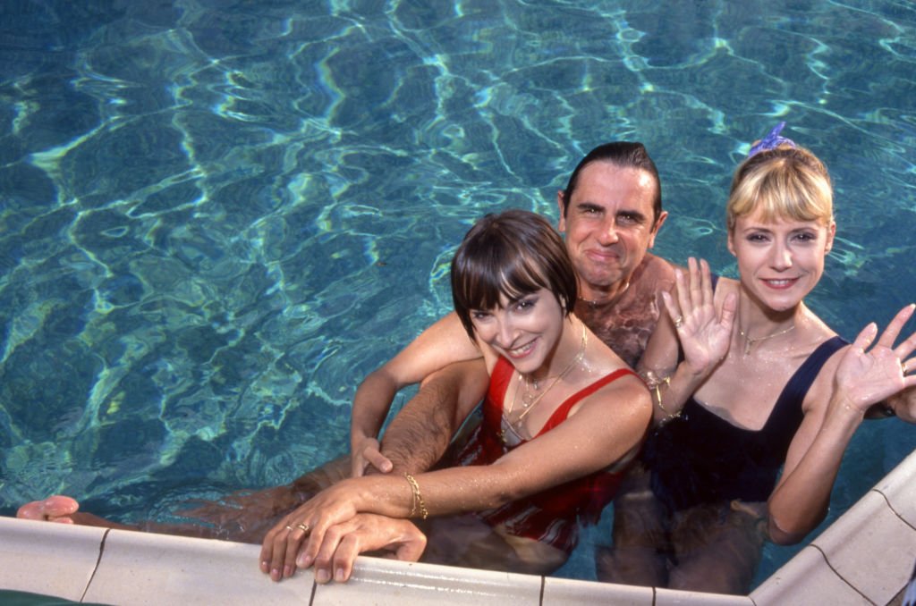 Dorothée, Patrick Simpson-Jones et Ariane Carletti en vacances le 17 juin 1988 à La Baule. | Photo : Getty Images