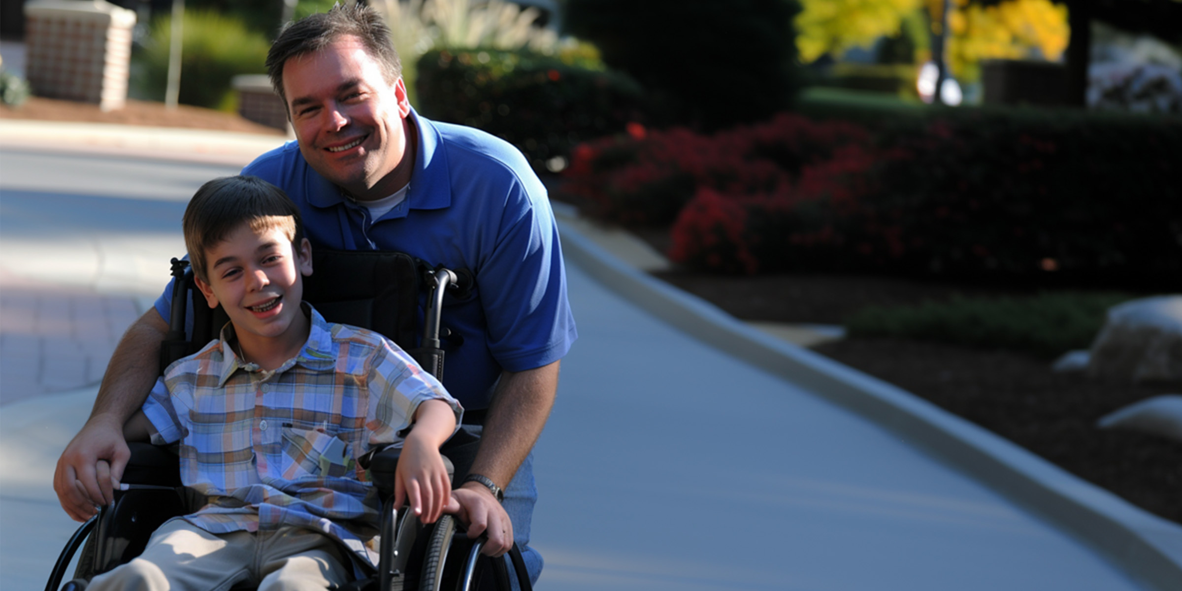 Un homme accompagnant un garçon en fauteuil roulant | Source : Amomama